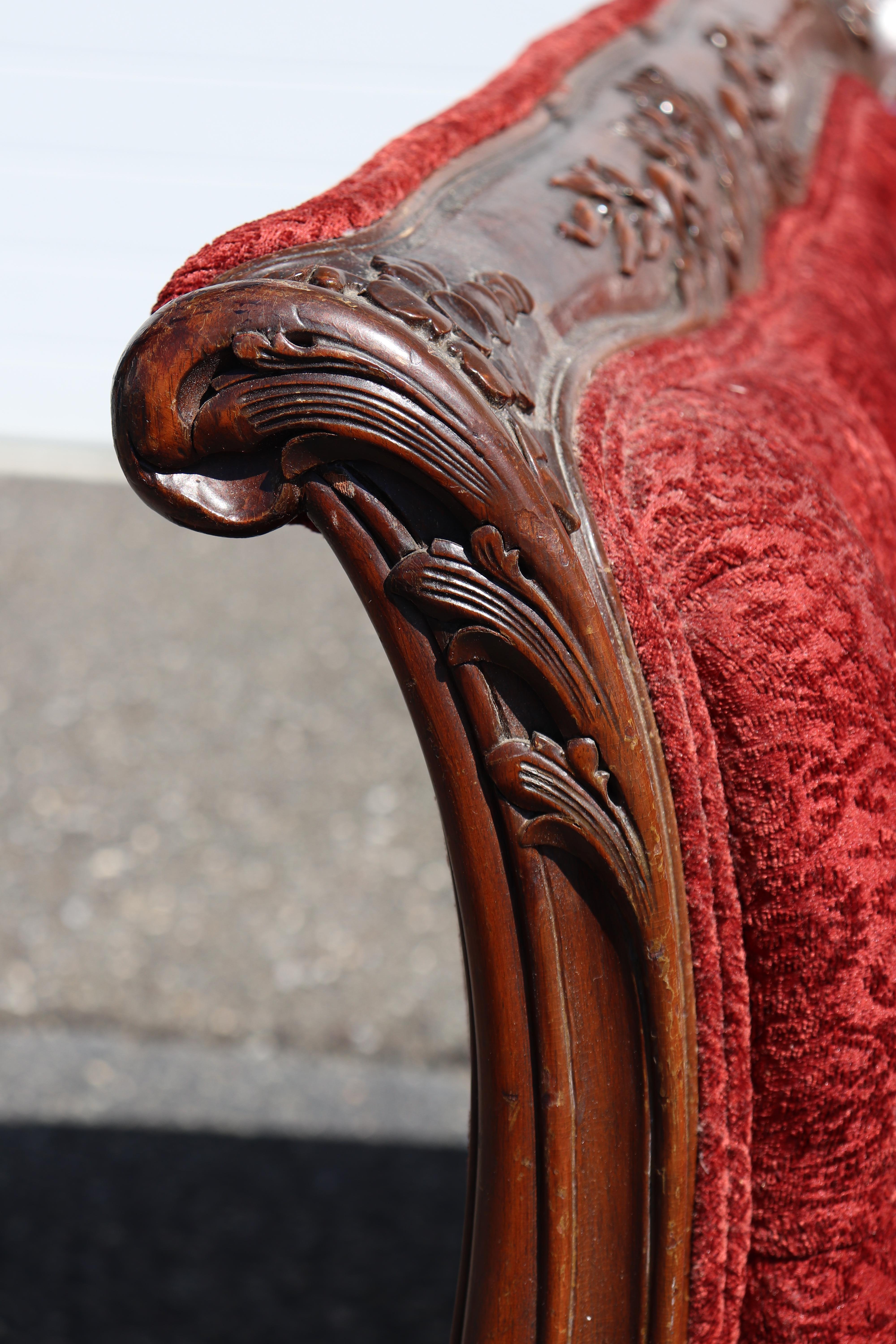 Fino Sofá Settee Francés Tallado Estilo Club Luis XV Circa 1920s Nogal en venta
