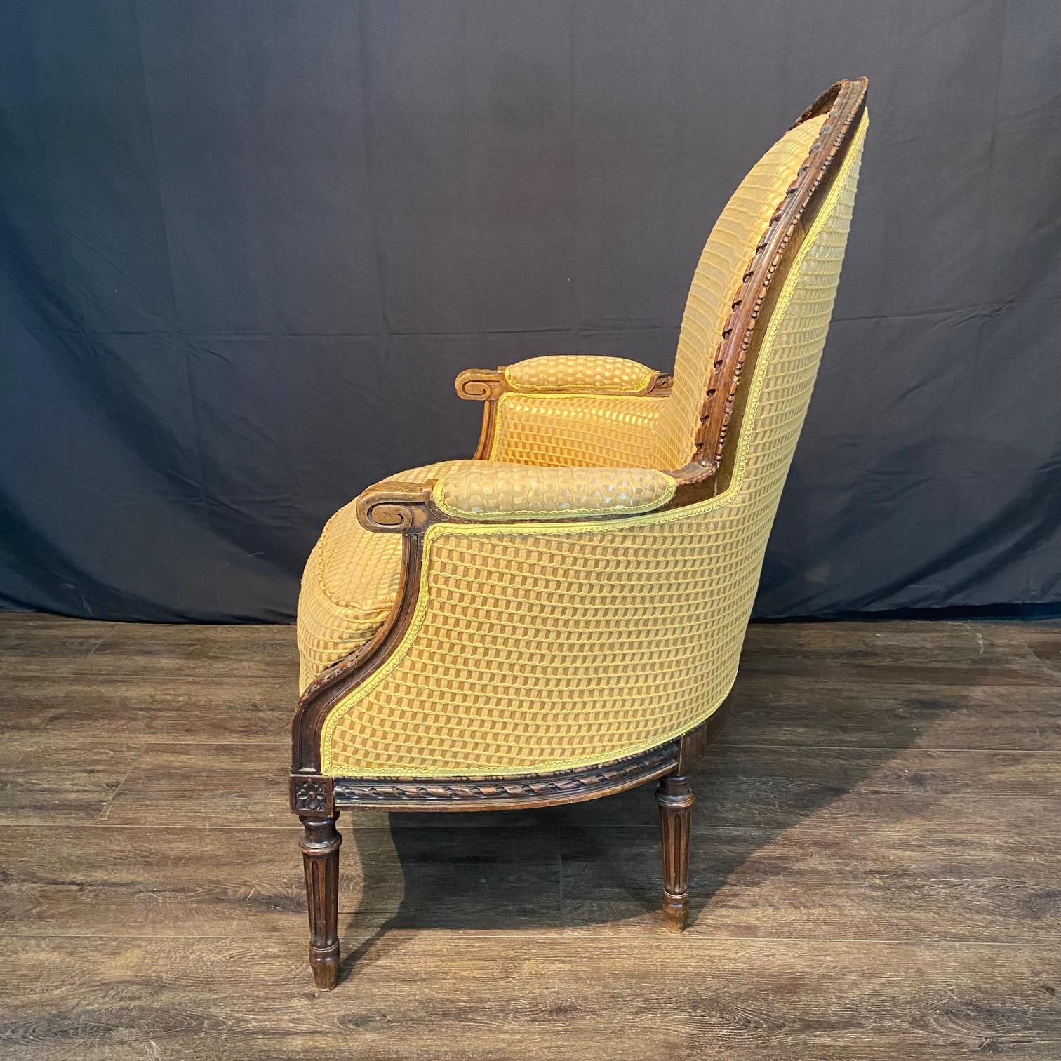 Fina silla Bergère Luis XVI francesa (s. XIX) con respaldo arqueado y preciosa tapicería dorada neutra, armazón con detalles de cintas y rosetones y elevada sobre patas estriadas ahusadas, ¡encontrada en el sur de Francia!  #8817

H brazo 24