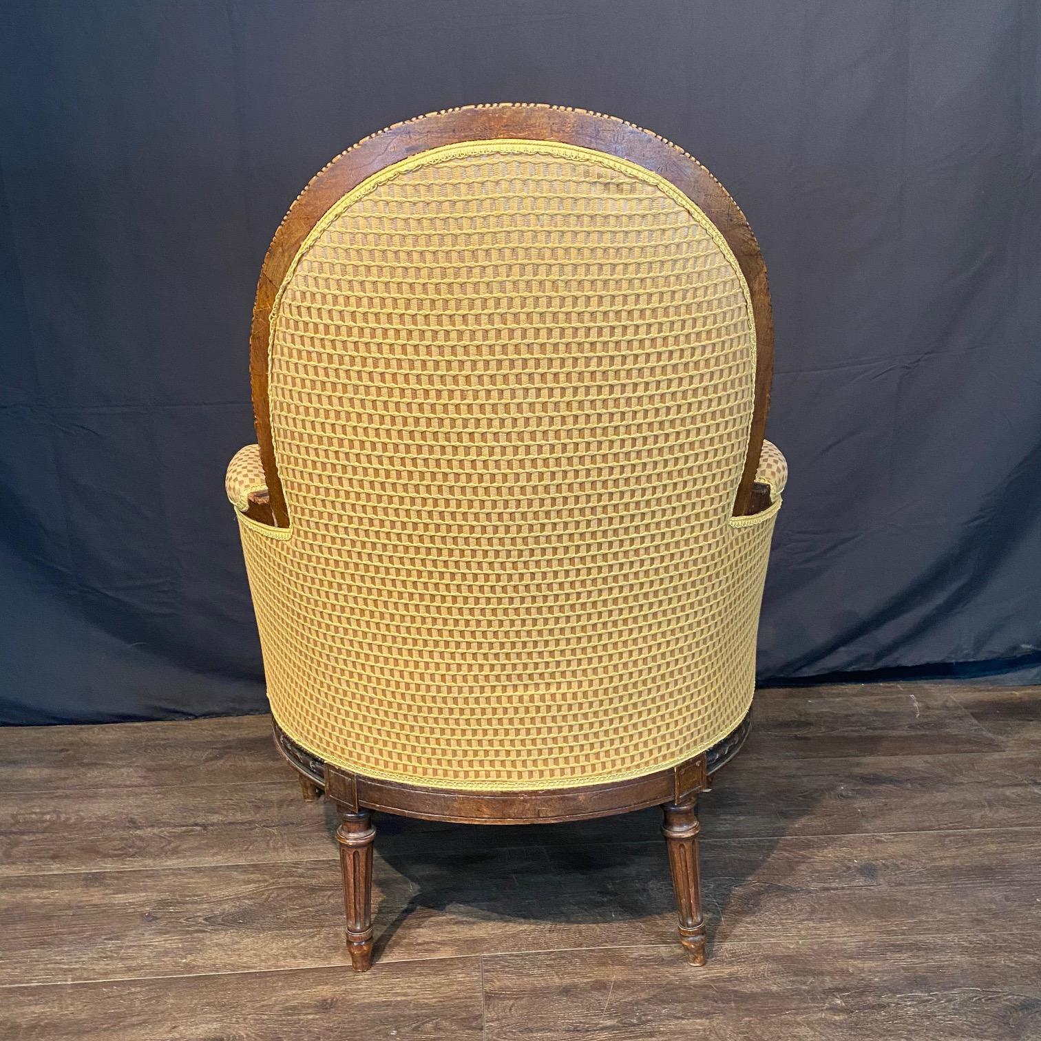 Sillón o Silla Bergere Francés Luis XVI Fino Tallado en Bueno estado para la venta en Hopewell, NJ