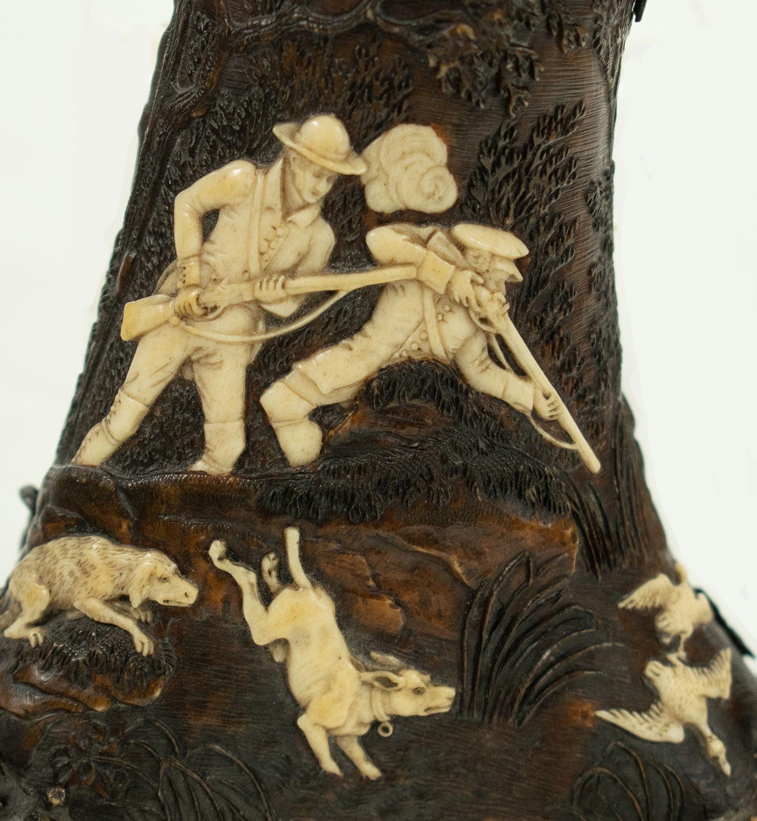 Européen Poudrier en corne de cerf allemand ou autrichien du XVIIIe siècle, finement sculpté en vente