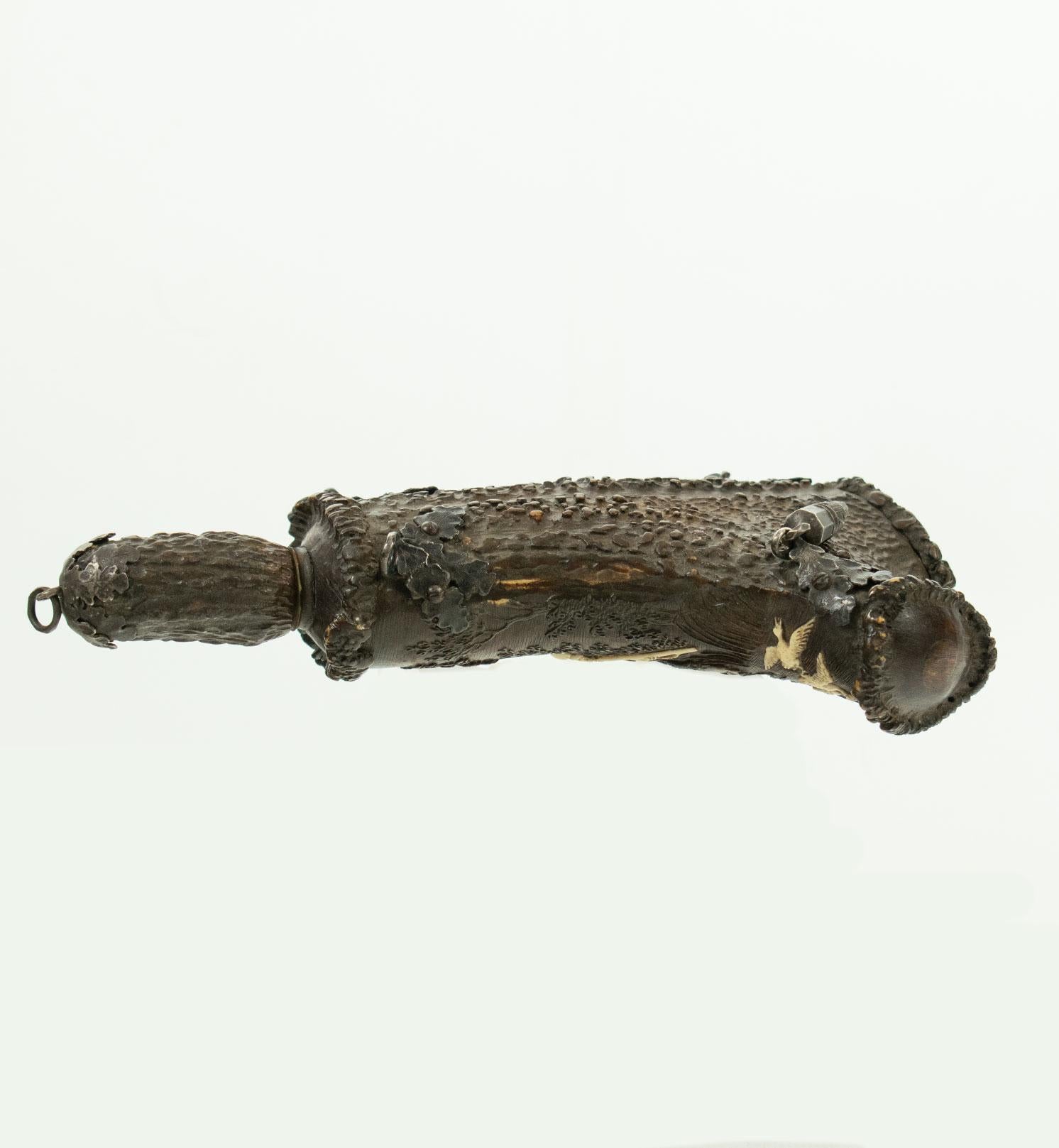 Poudrier en corne de cerf allemand ou autrichien du XVIIIe siècle, finement sculpté Bon état - En vente à TEYJAT, FR