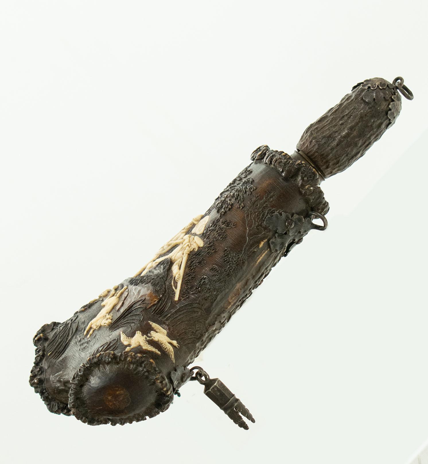 Corne Poudrier en corne de cerf allemand ou autrichien du XVIIIe siècle, finement sculpté en vente
