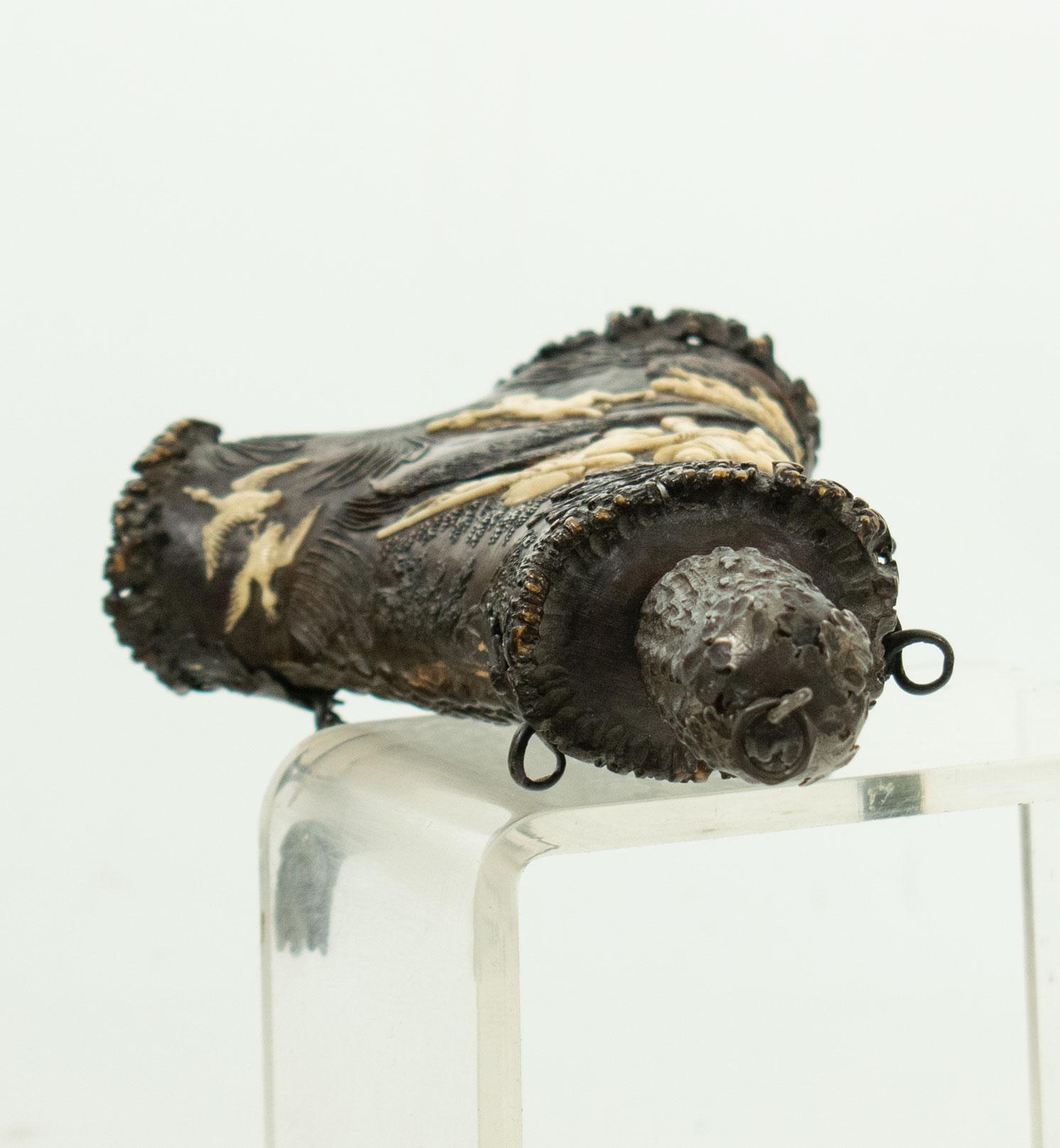 Poudrier en corne de cerf allemand ou autrichien du XVIIIe siècle, finement sculpté en vente 1