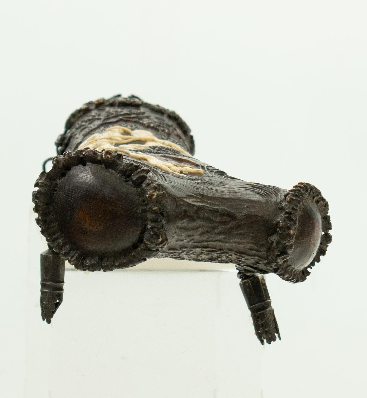 Poudrier en corne de cerf allemand ou autrichien du XVIIIe siècle, finement sculpté en vente 2