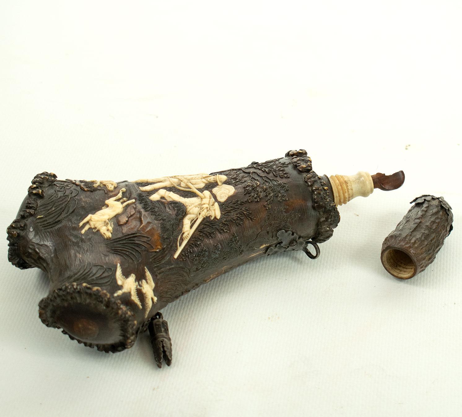 Poudrier en corne de cerf allemand ou autrichien du XVIIIe siècle, finement sculpté en vente 3