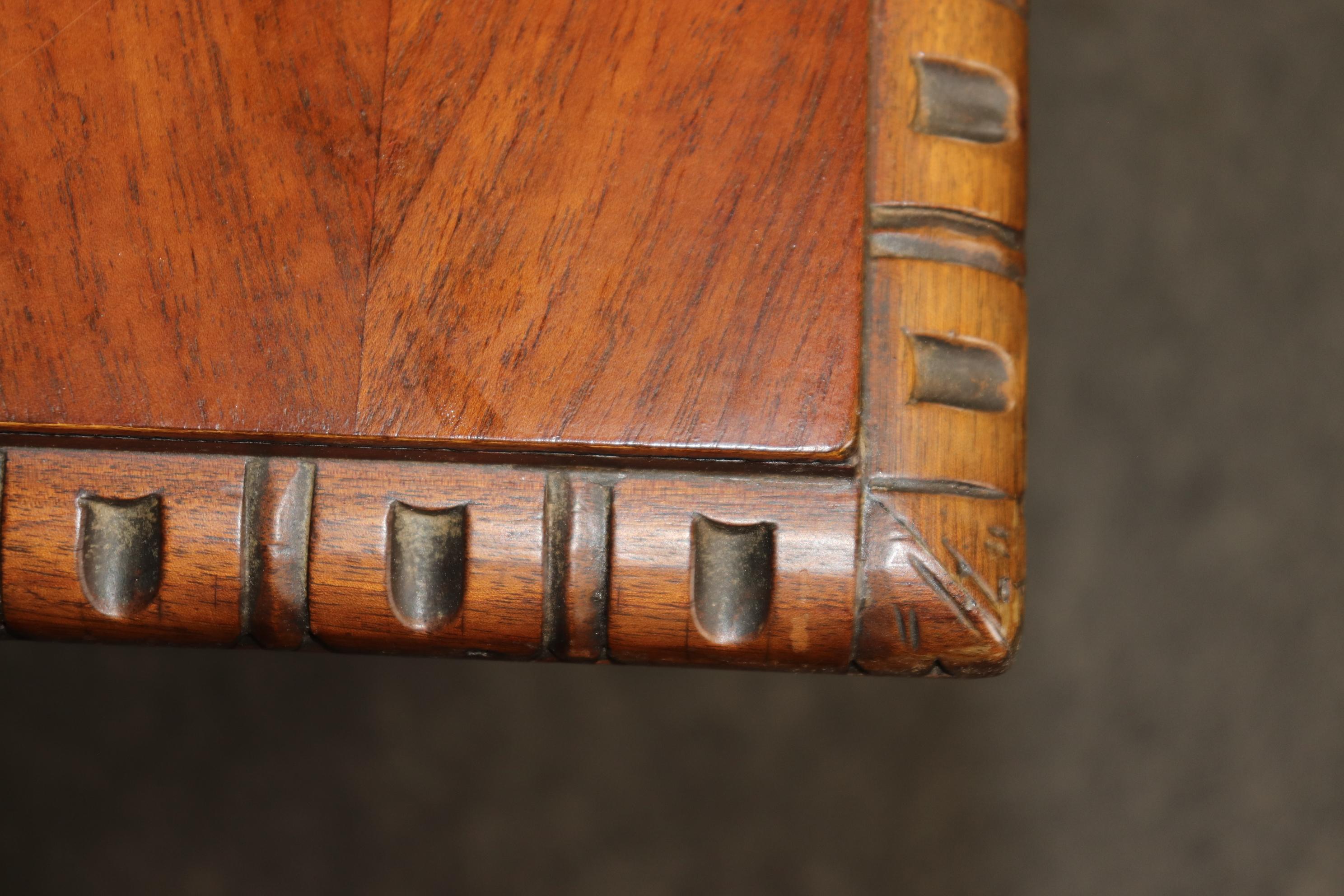 Escritorio de madera de nogal italiano tallado con base de delfín mítico en venta 3