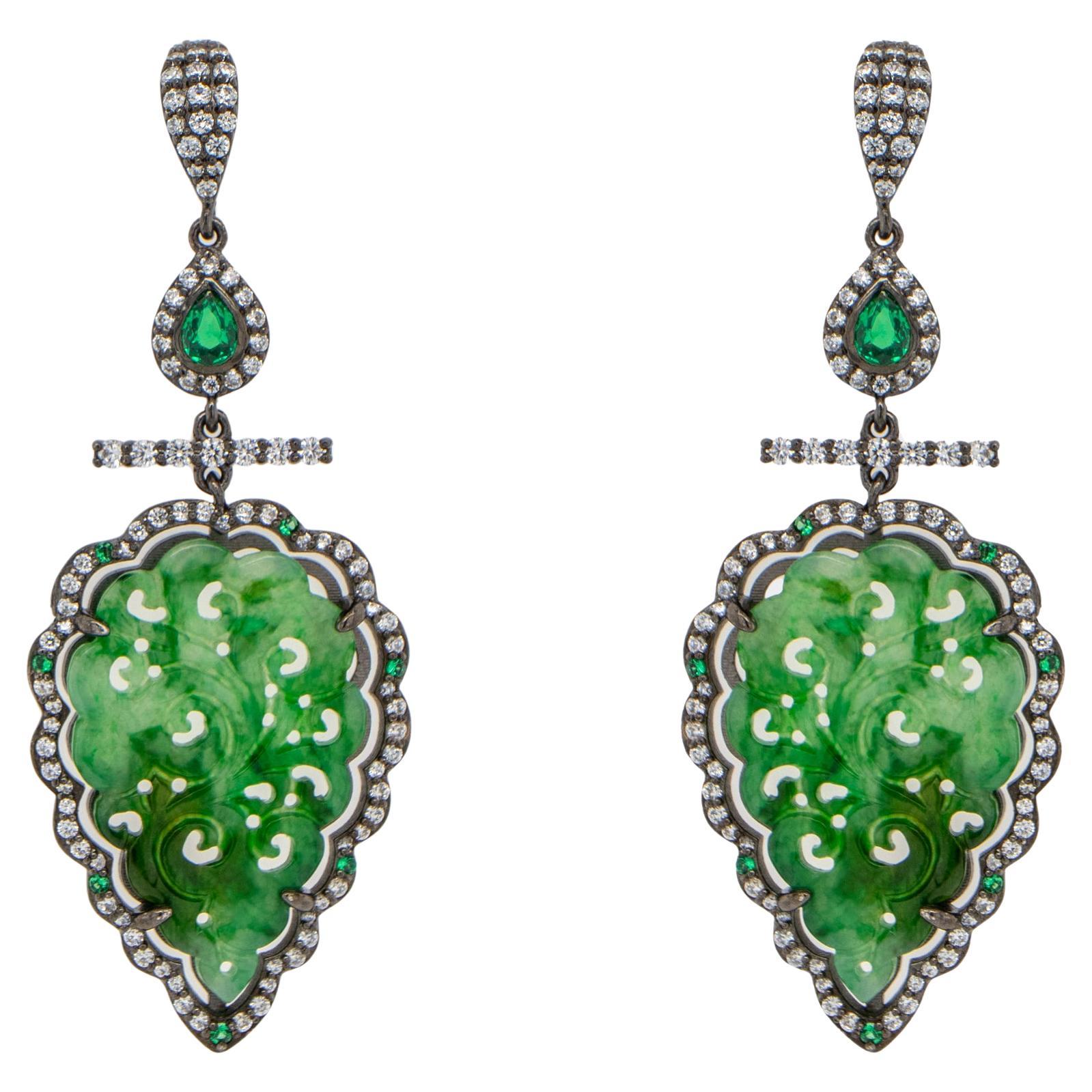 Boucles d'oreilles en jade sculpté, émeraudes et diamants