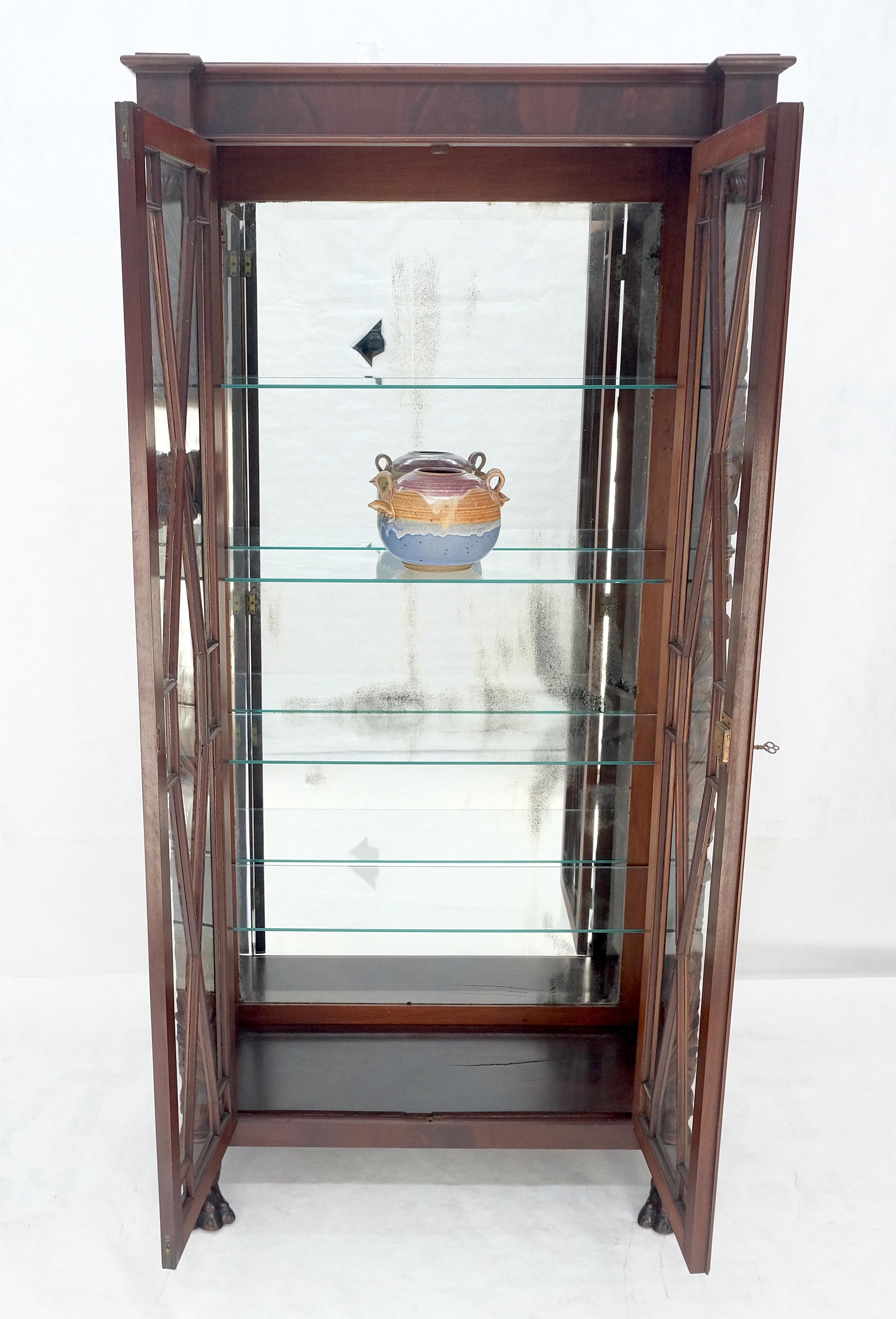 Fine Mahogany Sculptée Claw Feet Glass Shelved Bookcase Display Cabinet Stunning Bon état - En vente à Rockaway, NJ