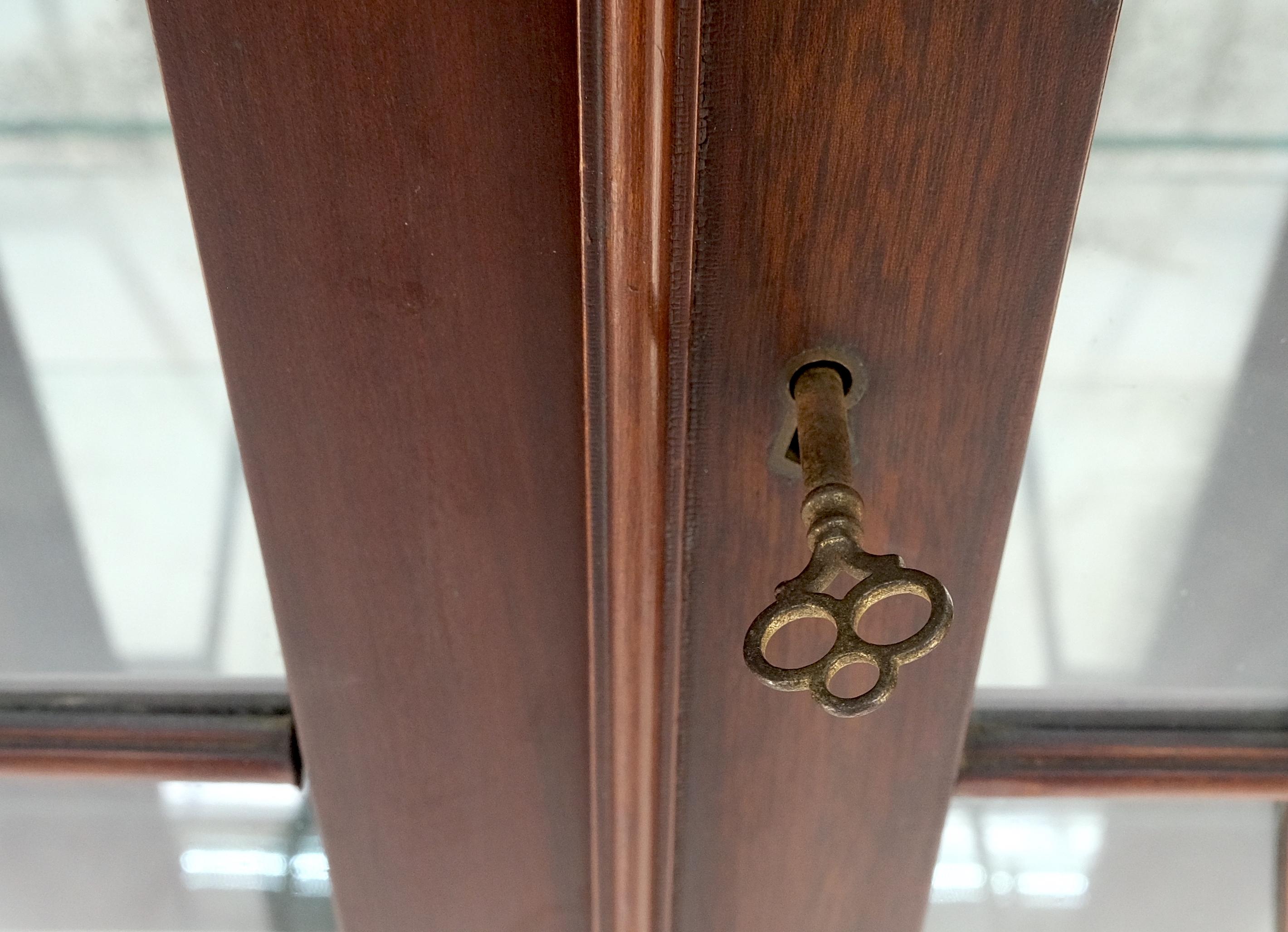 Acajou Fine Mahogany Sculptée Claw Feet Glass Shelved Bookcase Display Cabinet Stunning en vente