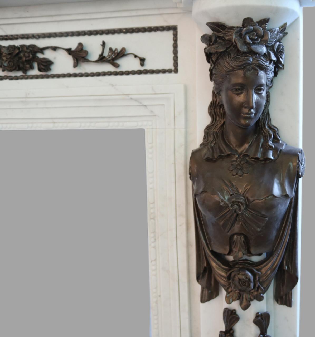 XXIe siècle et contemporain Encadrement de cheminée en marbre sculpté et bronze fin