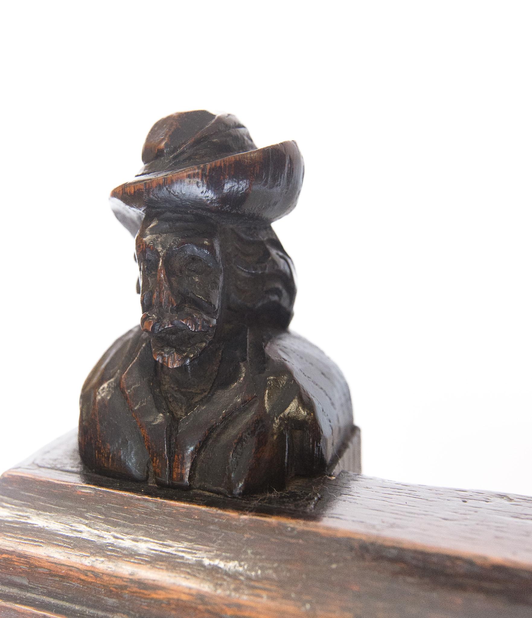 Seduta a cassetta in legno di quercia intagliato di pregio del 1900 circa in vendita 2