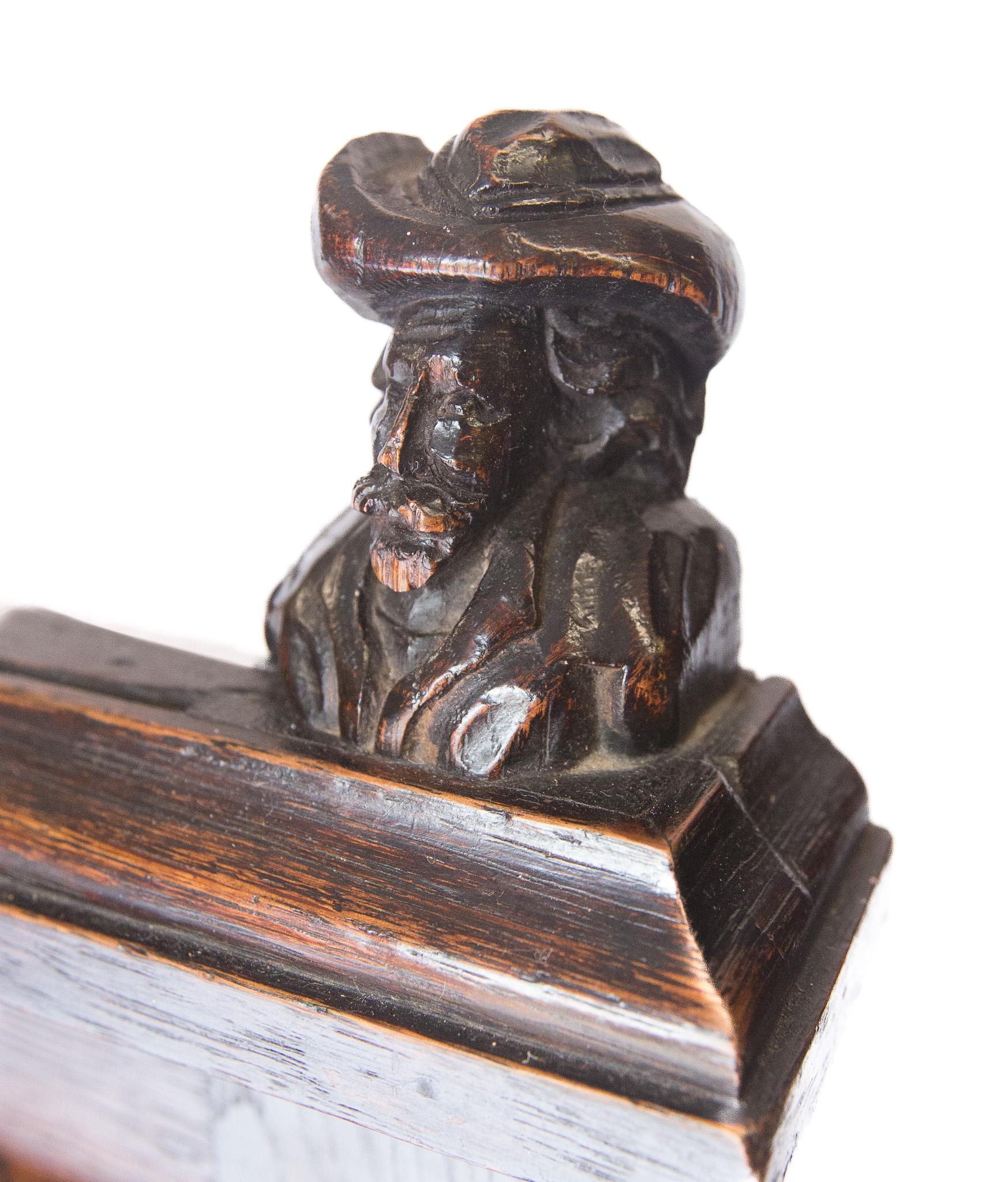 Seduta a cassetta in legno di quercia intagliato di pregio del 1900 circa in vendita 3