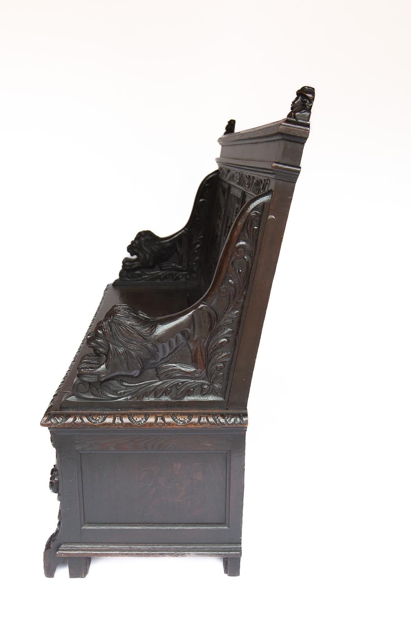 Seduta a cassetta in legno di quercia intagliato di pregio del 1900 circa in vendita 4