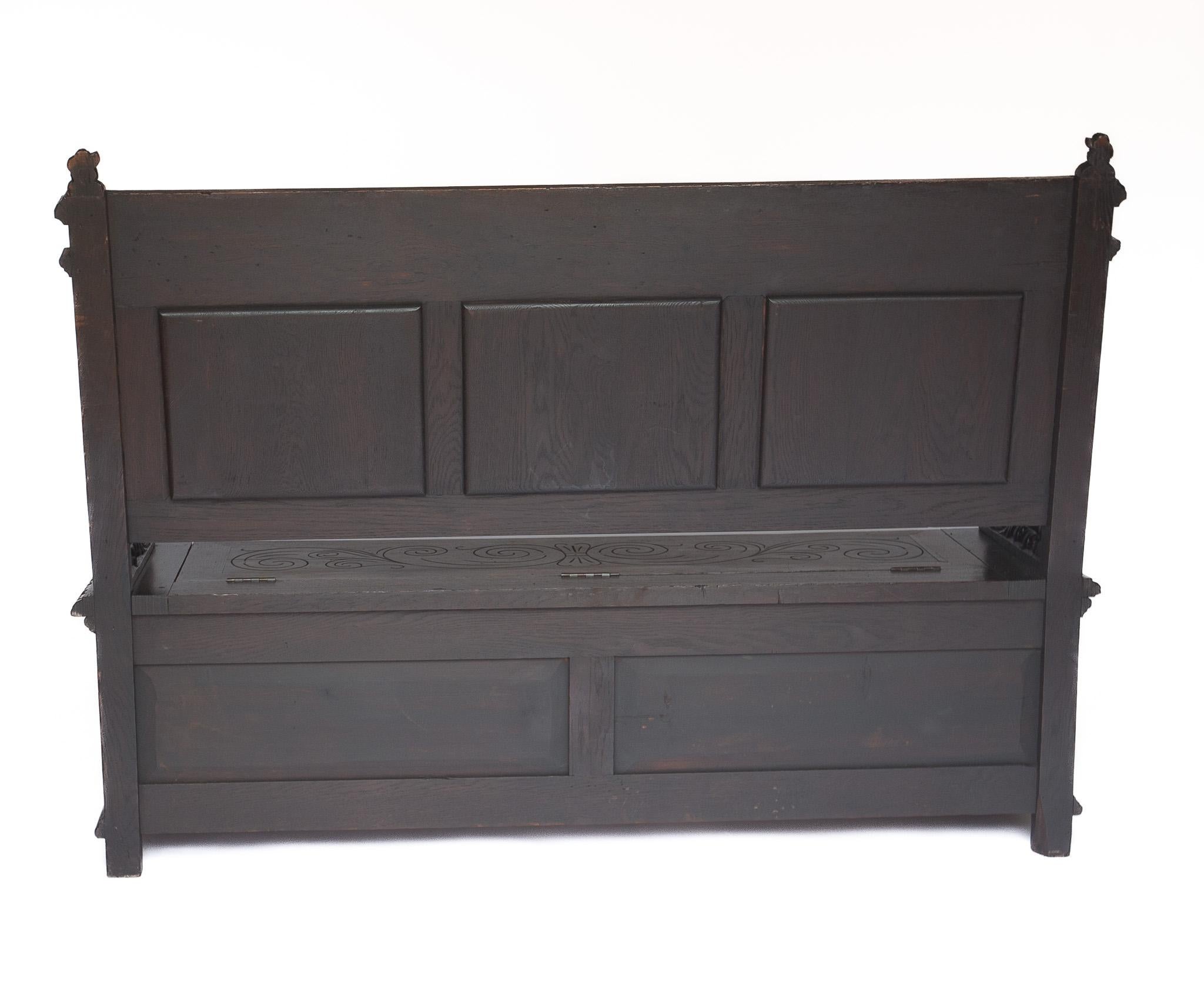 Seduta a cassetta in legno di quercia intagliato di pregio del 1900 circa in vendita 5