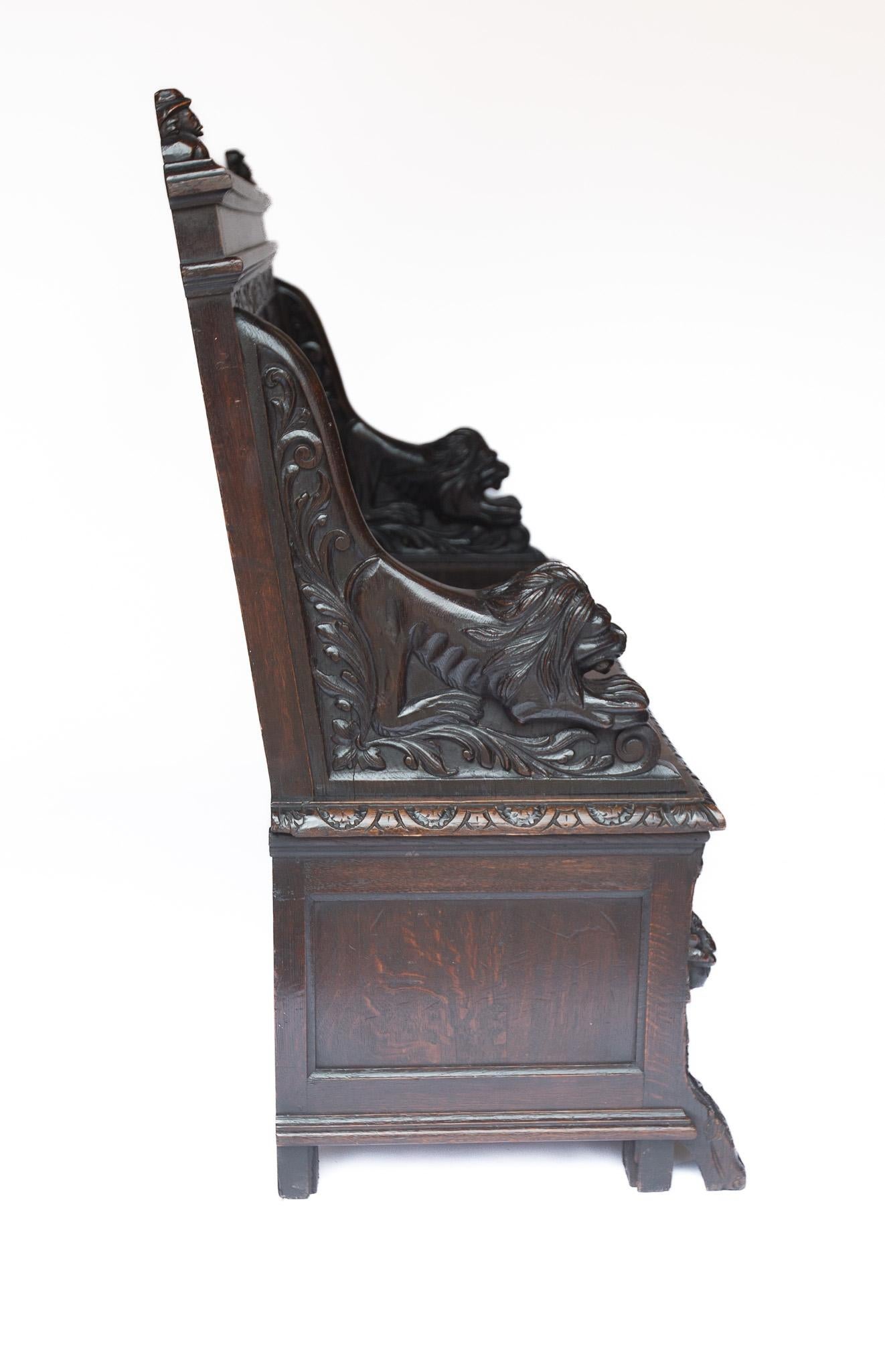 Seduta a cassetta in legno di quercia intagliato di pregio del 1900 circa in vendita 6