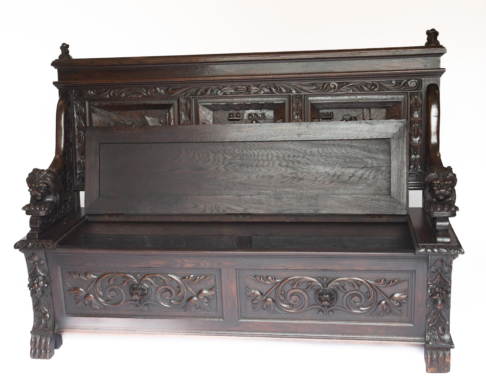 Seduta a cassetta in Oak finemente intagliata, circa 1900, Schiena con 3 pannelli intagliati ciascuno raffigurante 3 gentiluomini in scene di taverna, busto di gentiluomo su ciascuna estremità in alto, 
Sedile a scatola con coperchio incernierato,