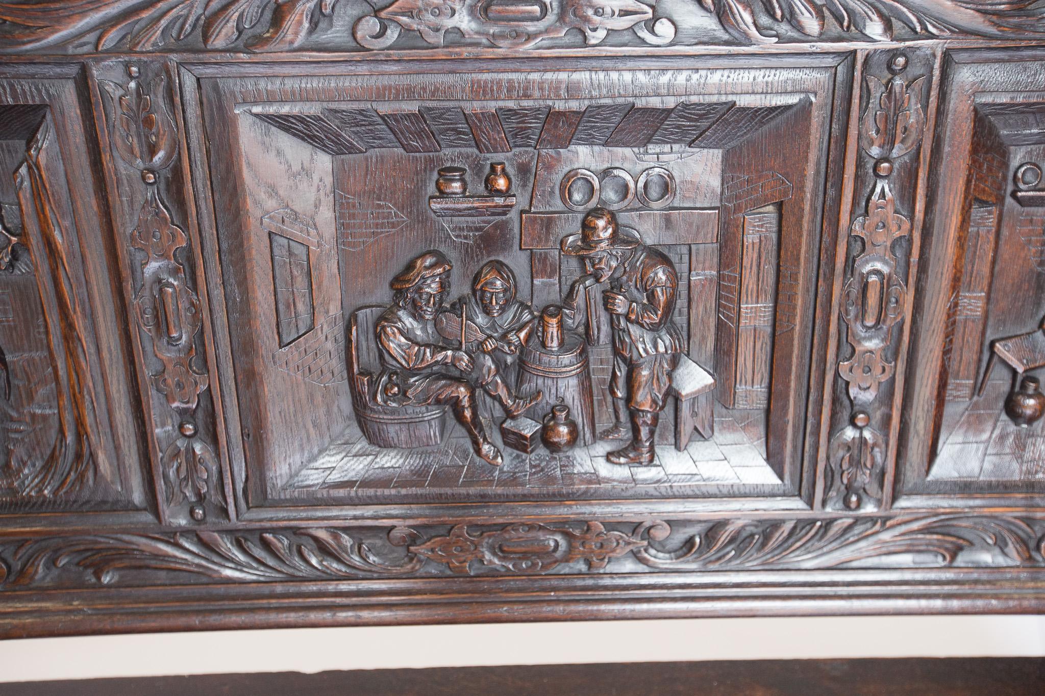 Britannico Seduta a cassetta in legno di quercia intagliato di pregio del 1900 circa in vendita