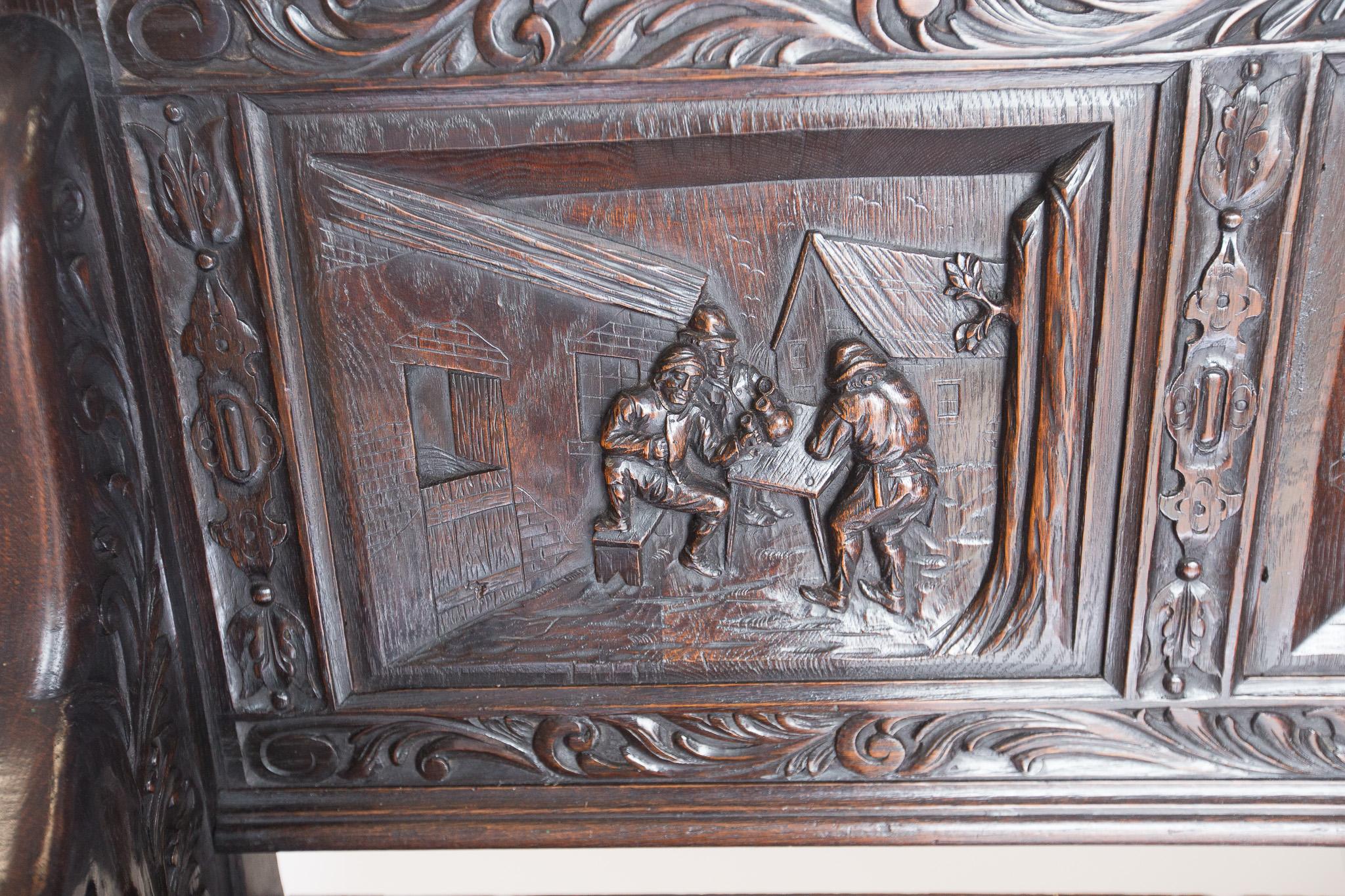 Intagliato Seduta a cassetta in legno di quercia intagliato di pregio del 1900 circa in vendita