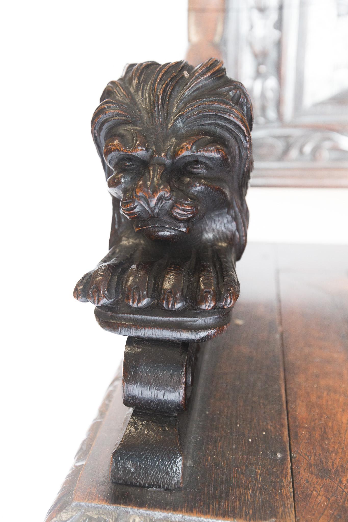 Seduta a cassetta in legno di quercia intagliato di pregio del 1900 circa In condizioni buone in vendita a Dereham, GB