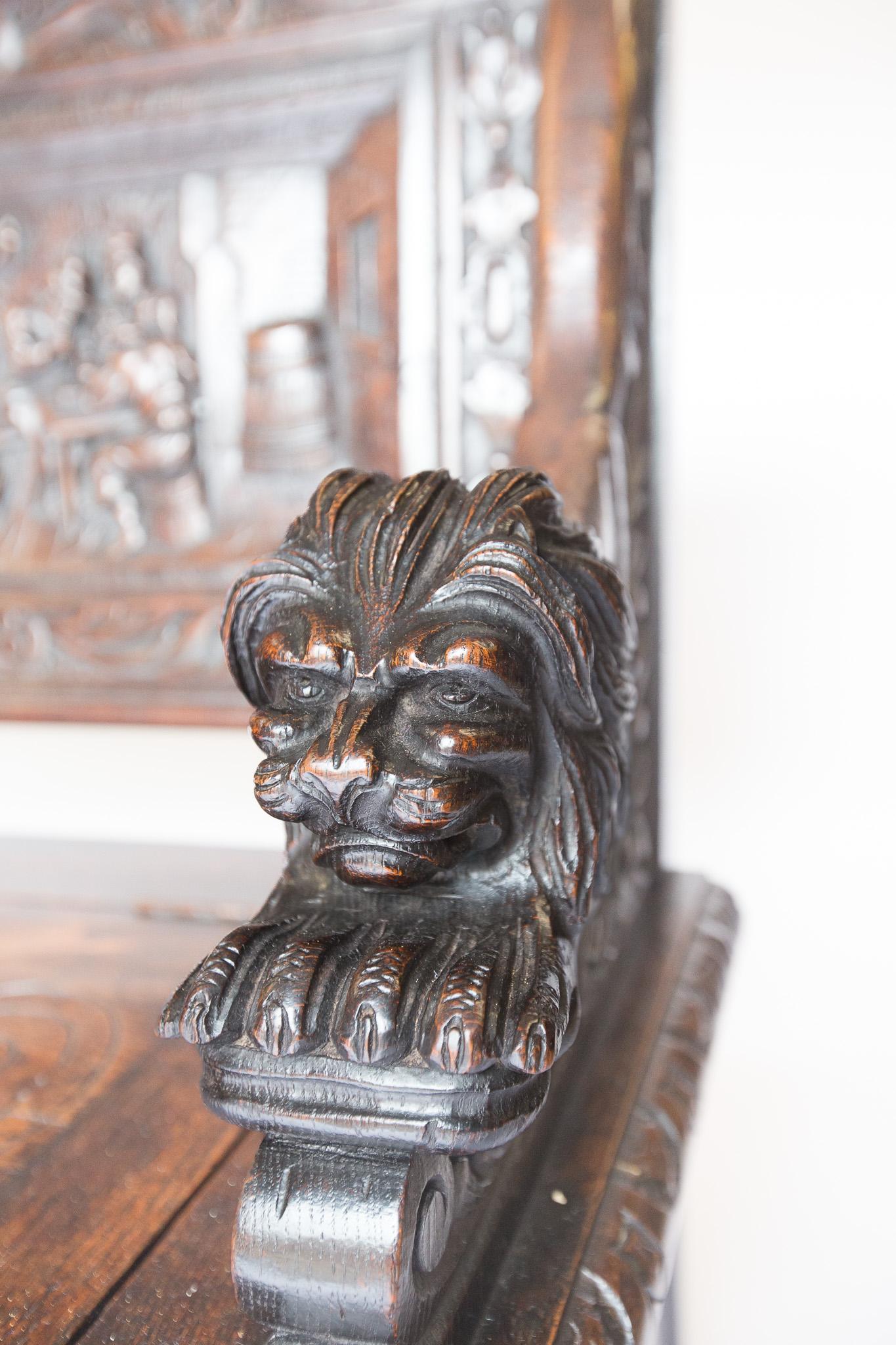 Inizio XX secolo Seduta a cassetta in legno di quercia intagliato di pregio del 1900 circa in vendita