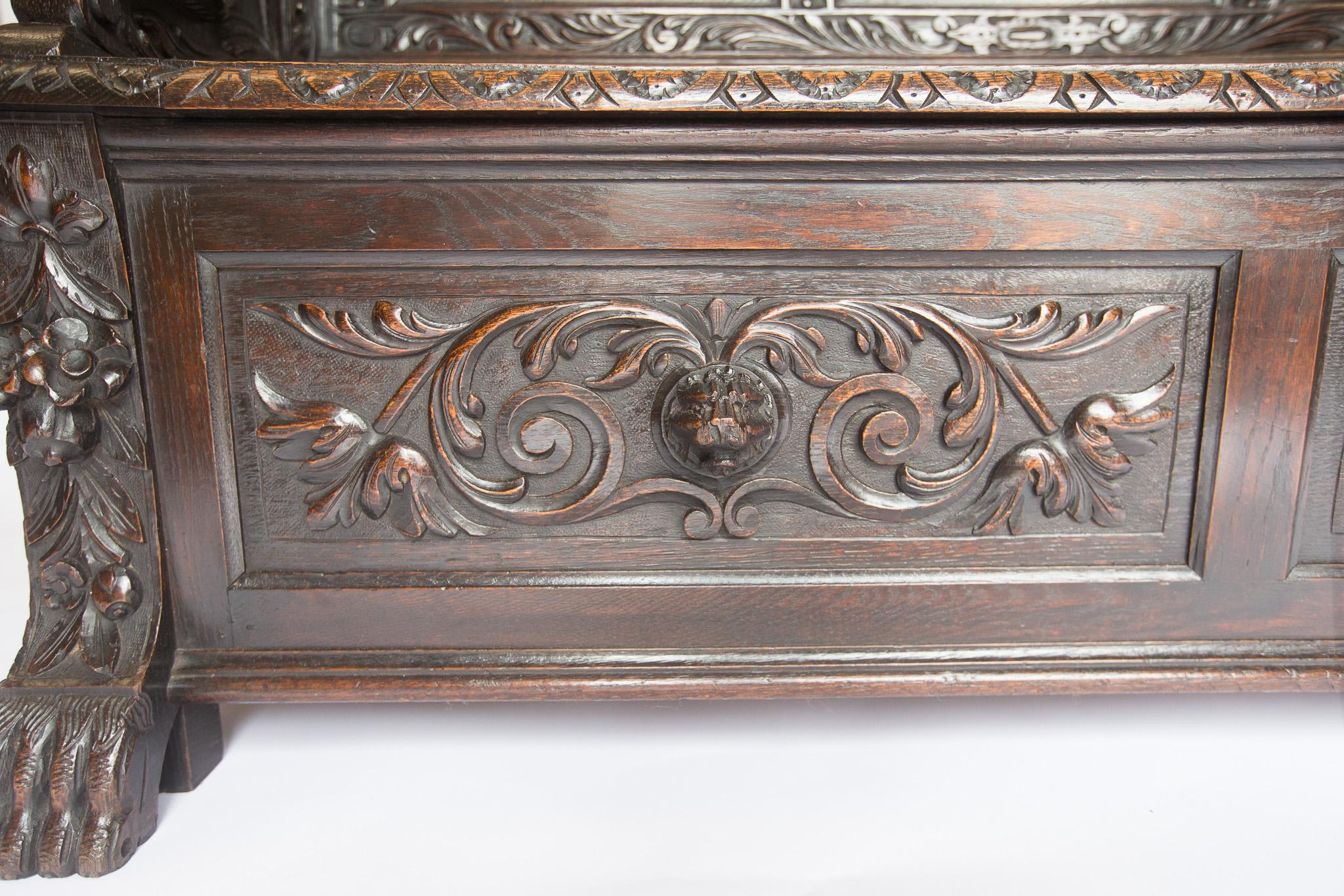 Seduta a cassetta in legno di quercia intagliato di pregio del 1900 circa in vendita 1