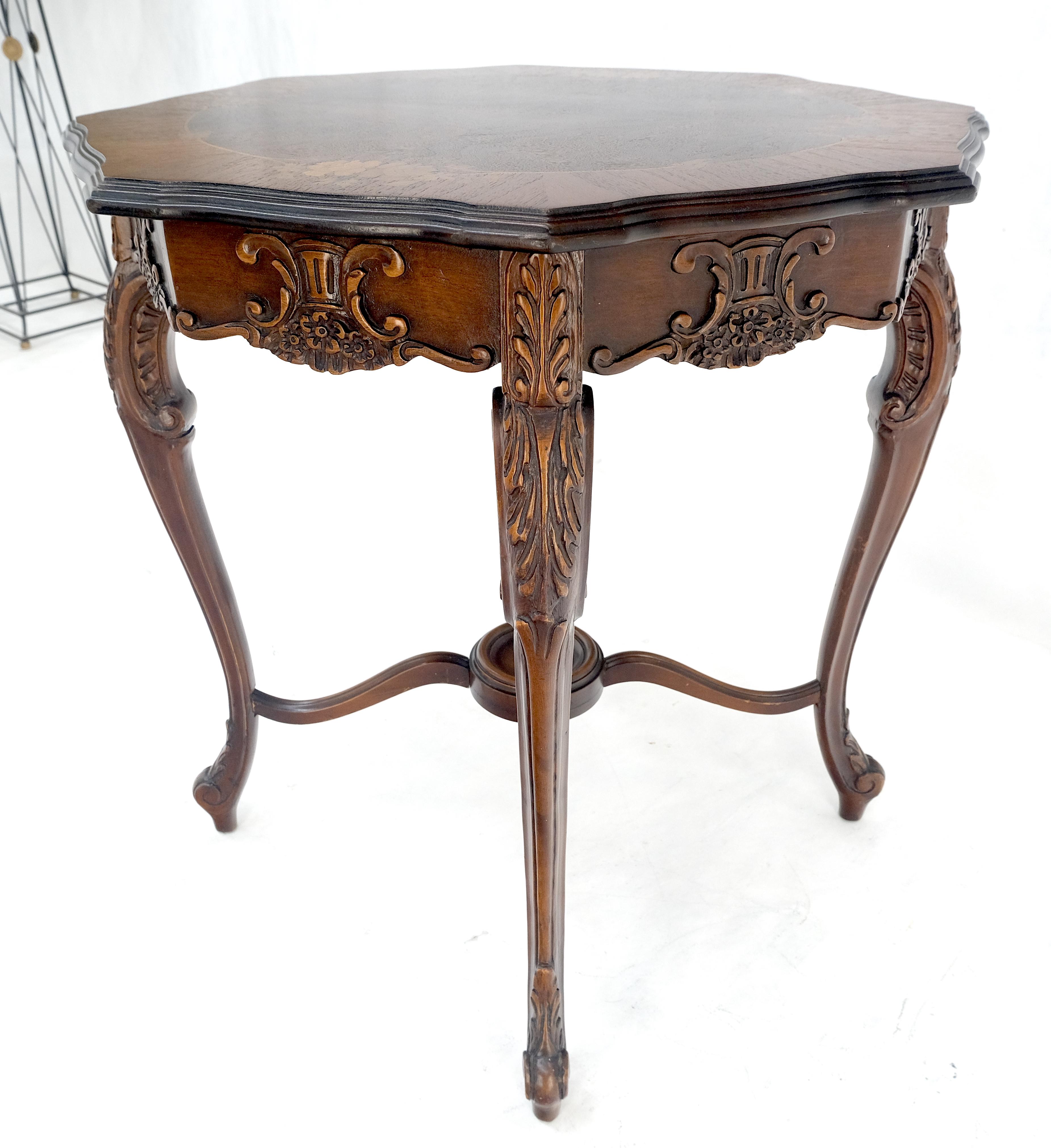 Lámpara de pie de mesa lateral tallada en nogal con incrustaciones MINT siglo XX en venta