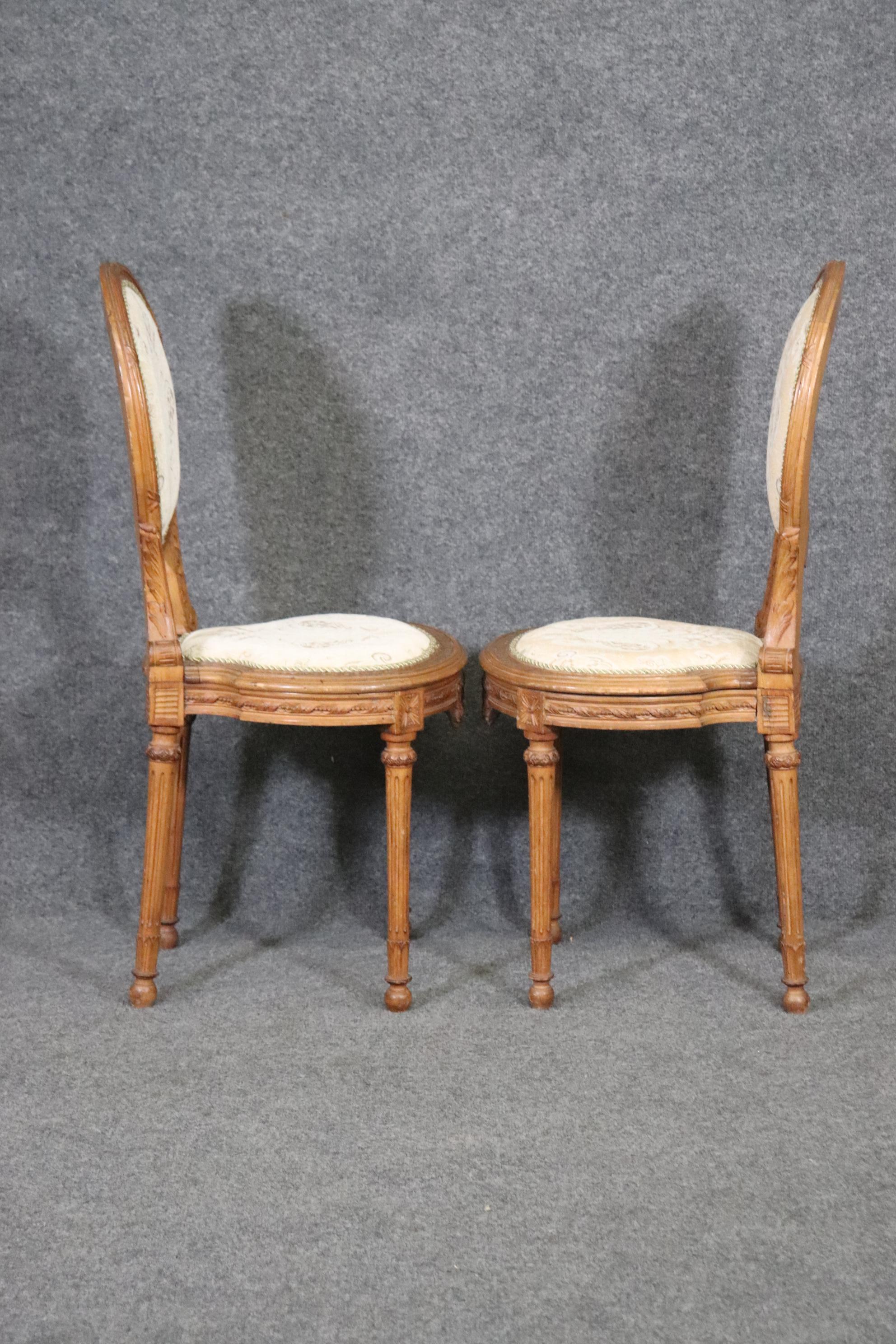 Paar geschnitzte französische Beistellstühle mit Kamee-Rückenlehne im Louis-XVI.-Stil, um 1940 (Mitte des 20. Jahrhunderts) im Angebot