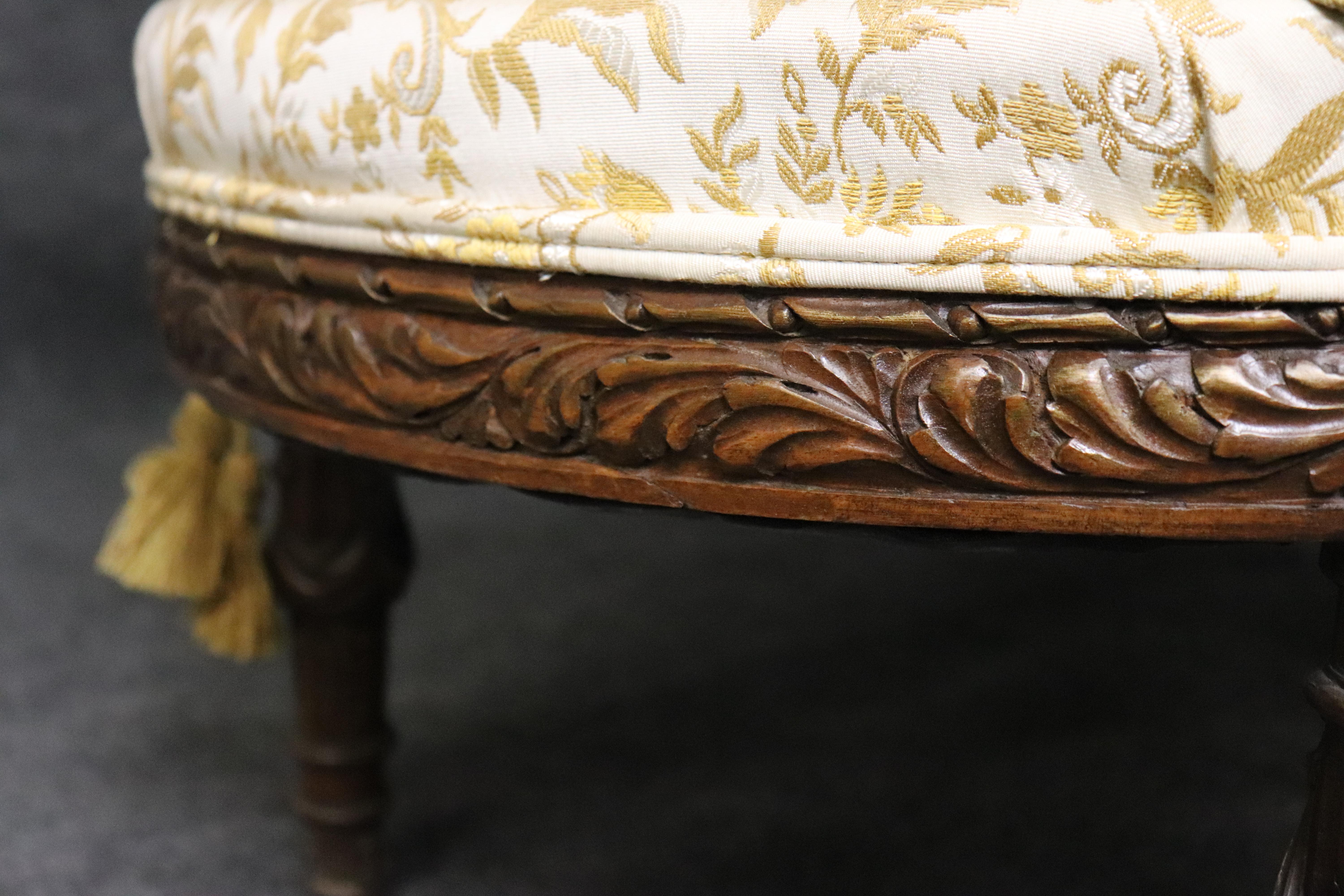 Fine Carved Rams Head and Garland Walnut Georgian Curved Back Sofa Settee For Sale 5