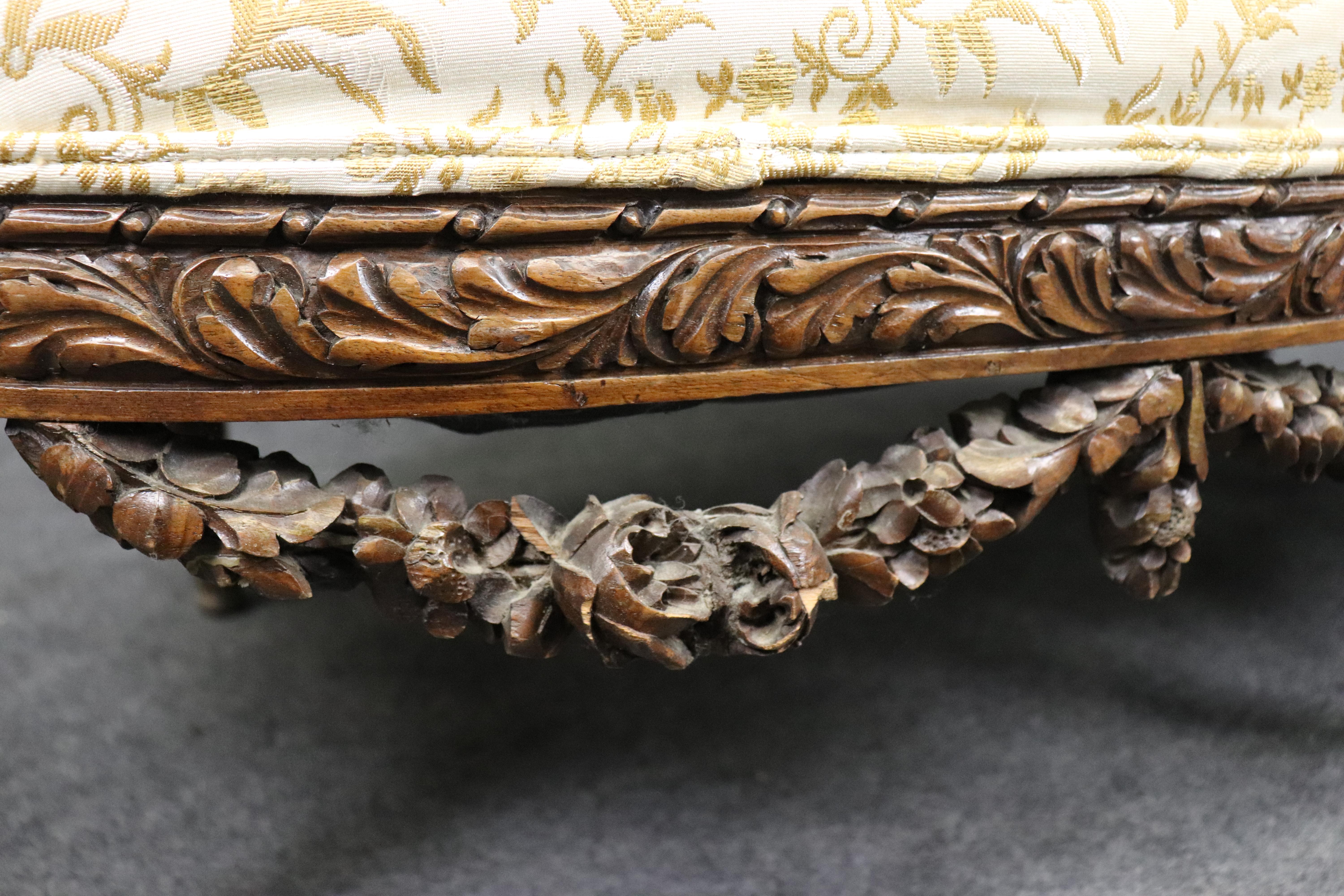 Fine Carved Rams Head and Garland Walnut Georgian Curved Back Sofa Settee For Sale 7