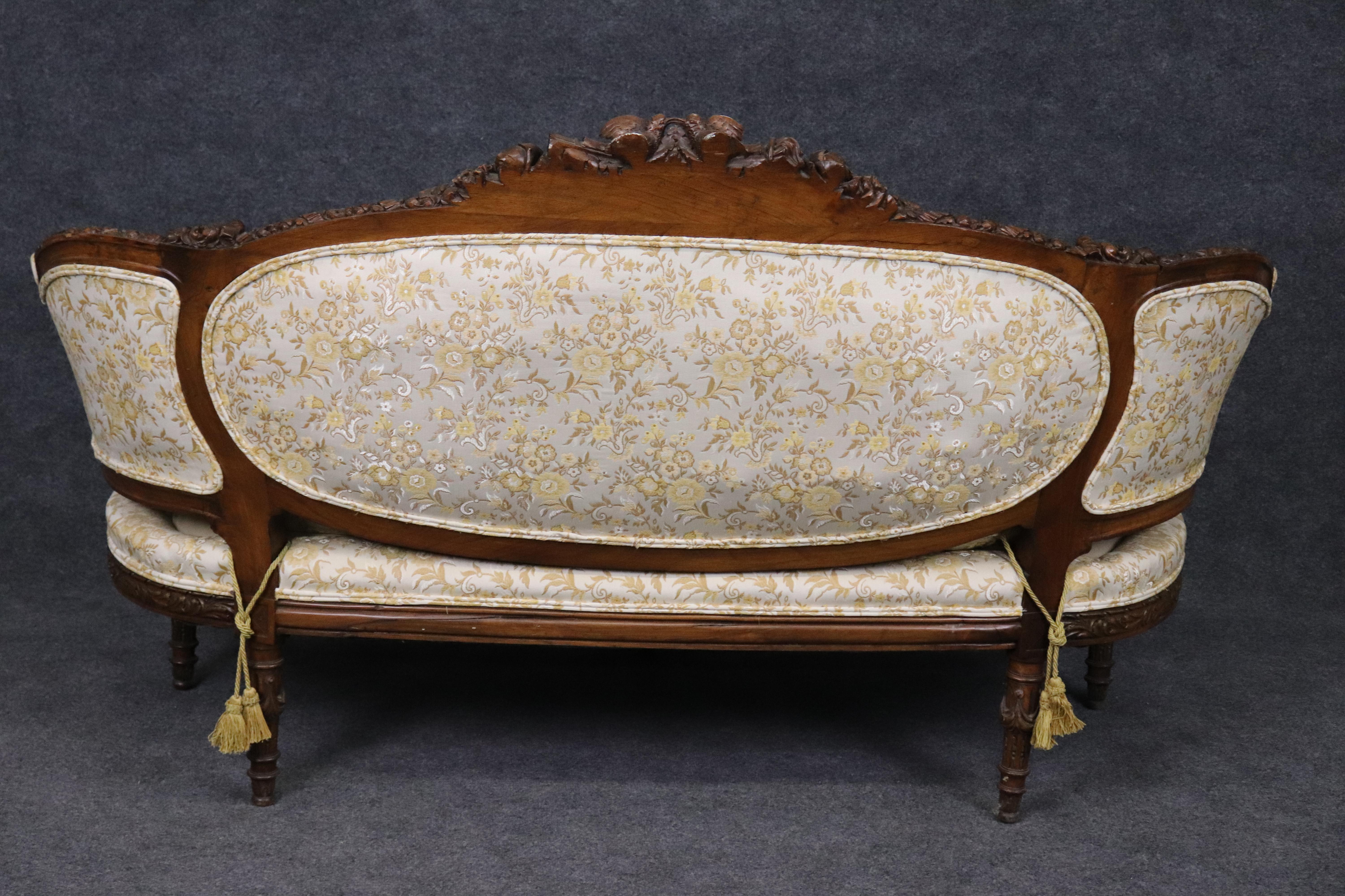 Fine Carved Rams Head and Garland Walnut Georgian Curved Back Sofa Settee In Good Condition For Sale In Swedesboro, NJ