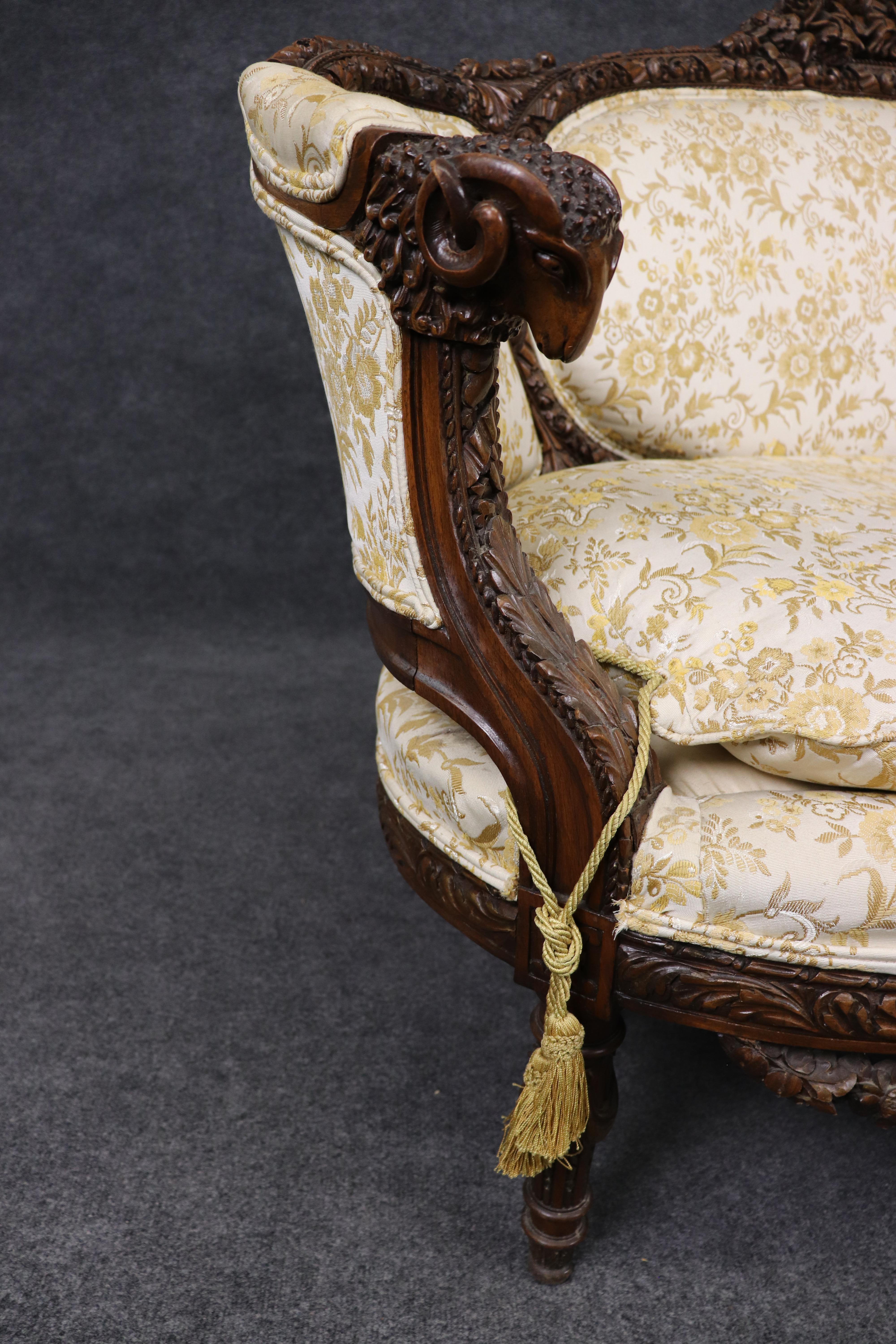 Fine Carved Rams Head and Garland Walnut Georgian Curved Back Sofa Settee For Sale 1
