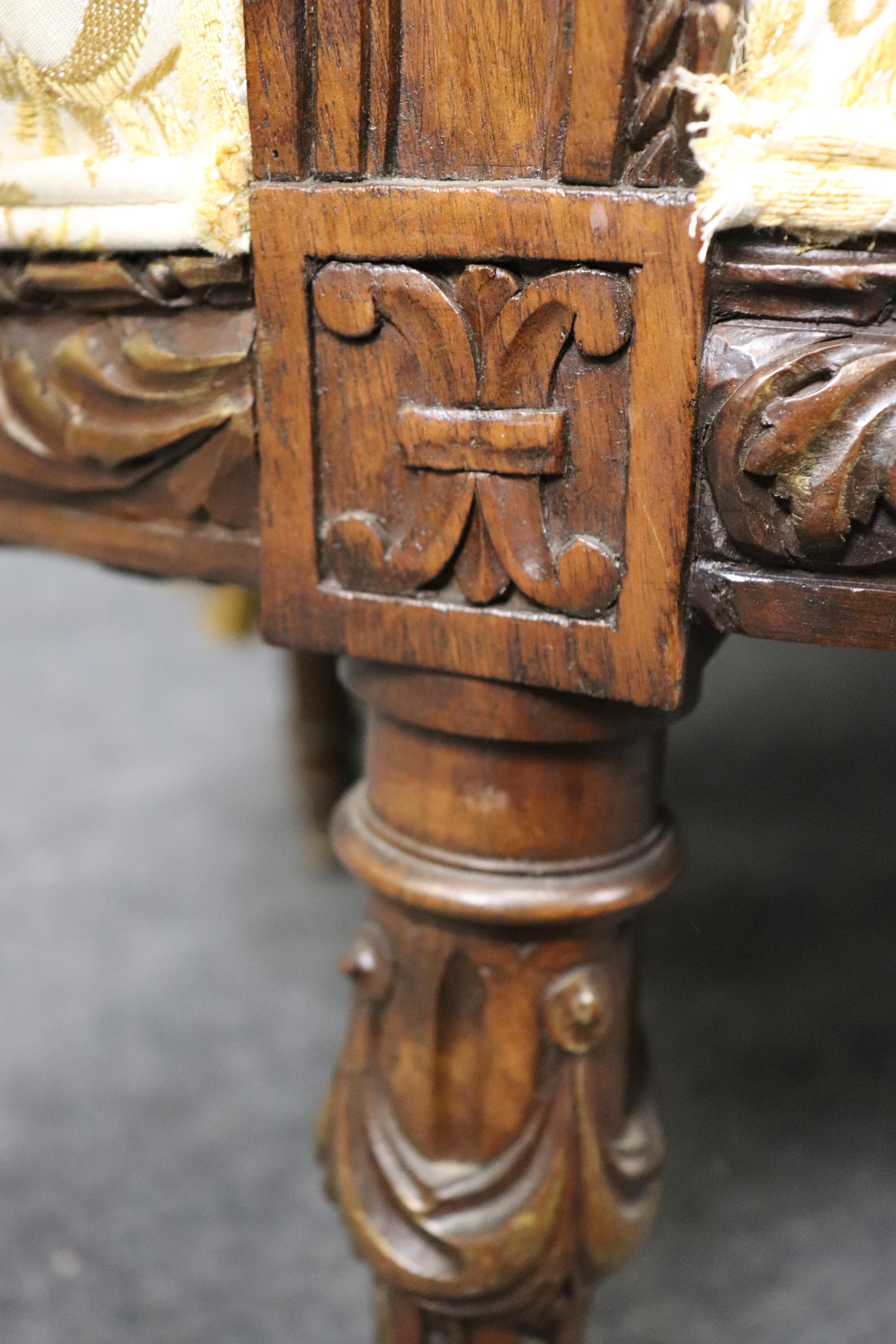 Fine Carved Rams Head and Garland Walnut Georgian Curved Back Sofa Settee For Sale 4