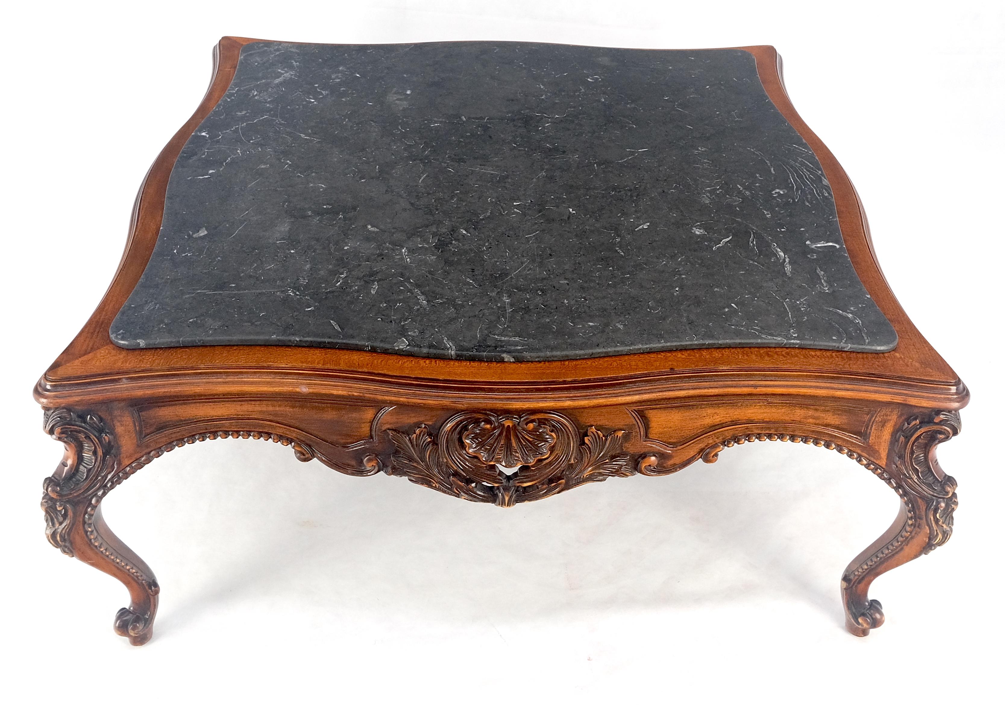 Fein geschnitzt Regency Revival Französisch Schwarz Marmor Top Square Couchtisch MINT! (Handgeschnitzt) im Angebot