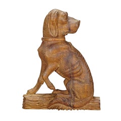 Statue finement sculptée d'un chien de chasse, vers 1920