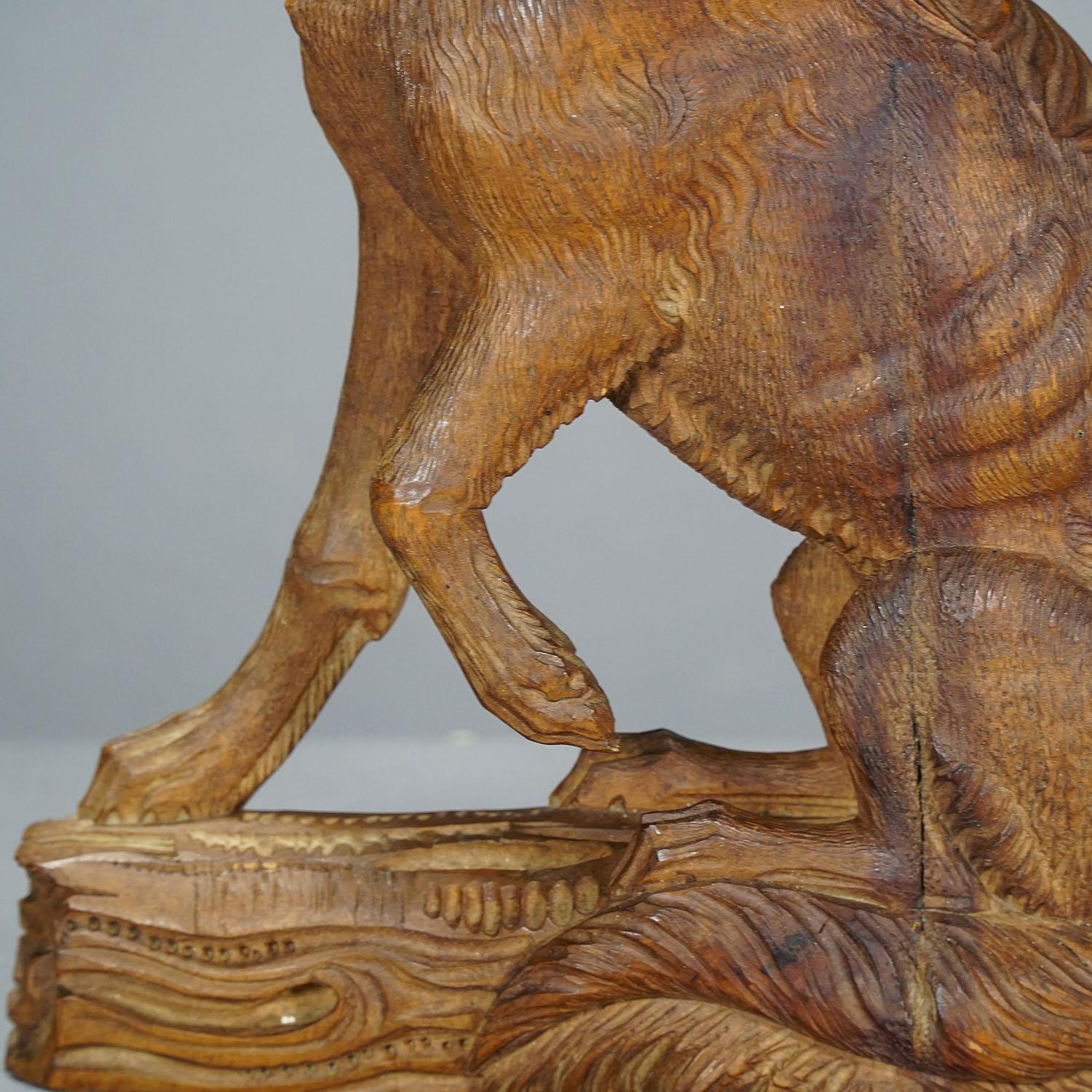 Fein geschnitzte Statue eines Hirschhundes, um 1920 (Schweizerisch) im Angebot
