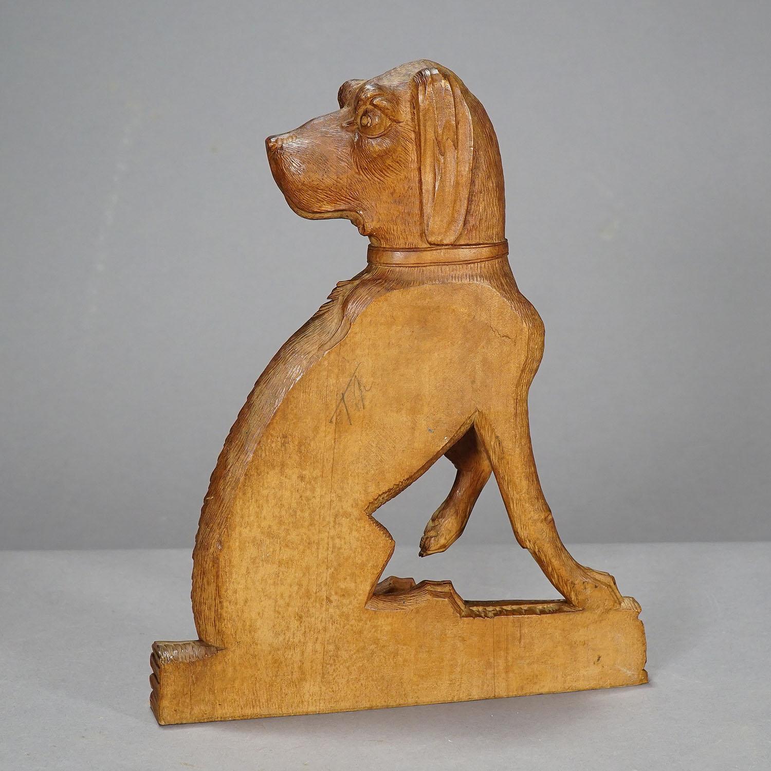 Statue finement sculptée d'un chien de chasse, vers 1920 Bon état - En vente à Berghuelen, DE