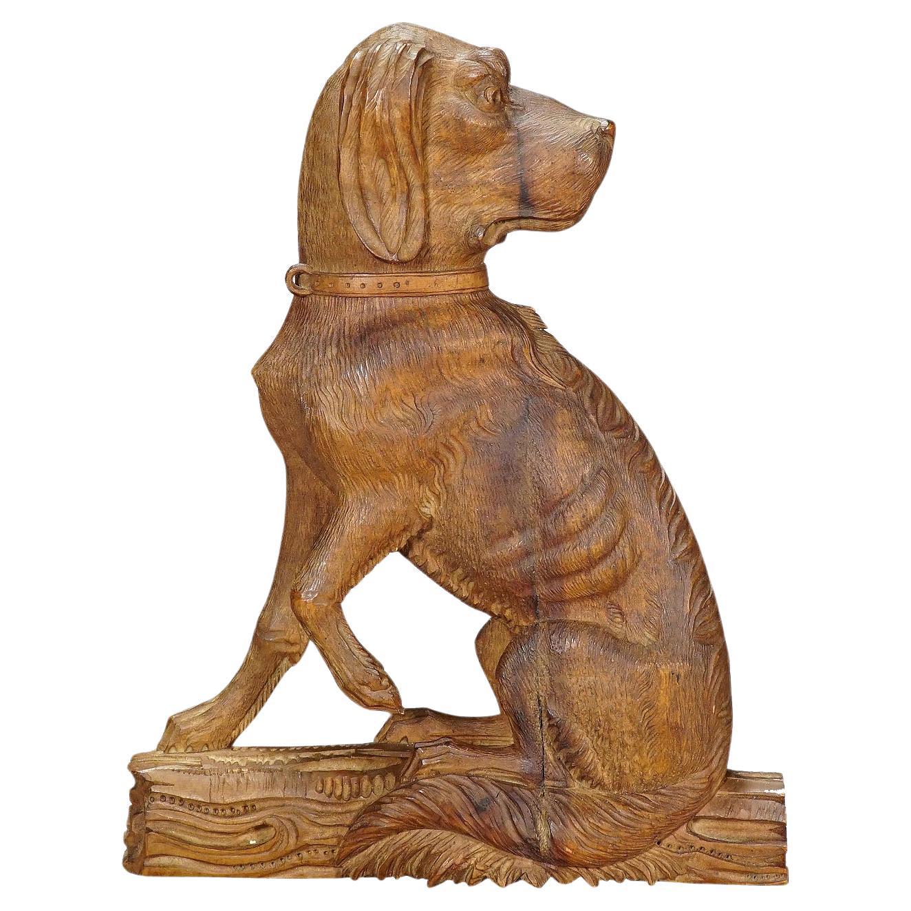 Statue finement sculptée d'un chien de chasse, vers 1920