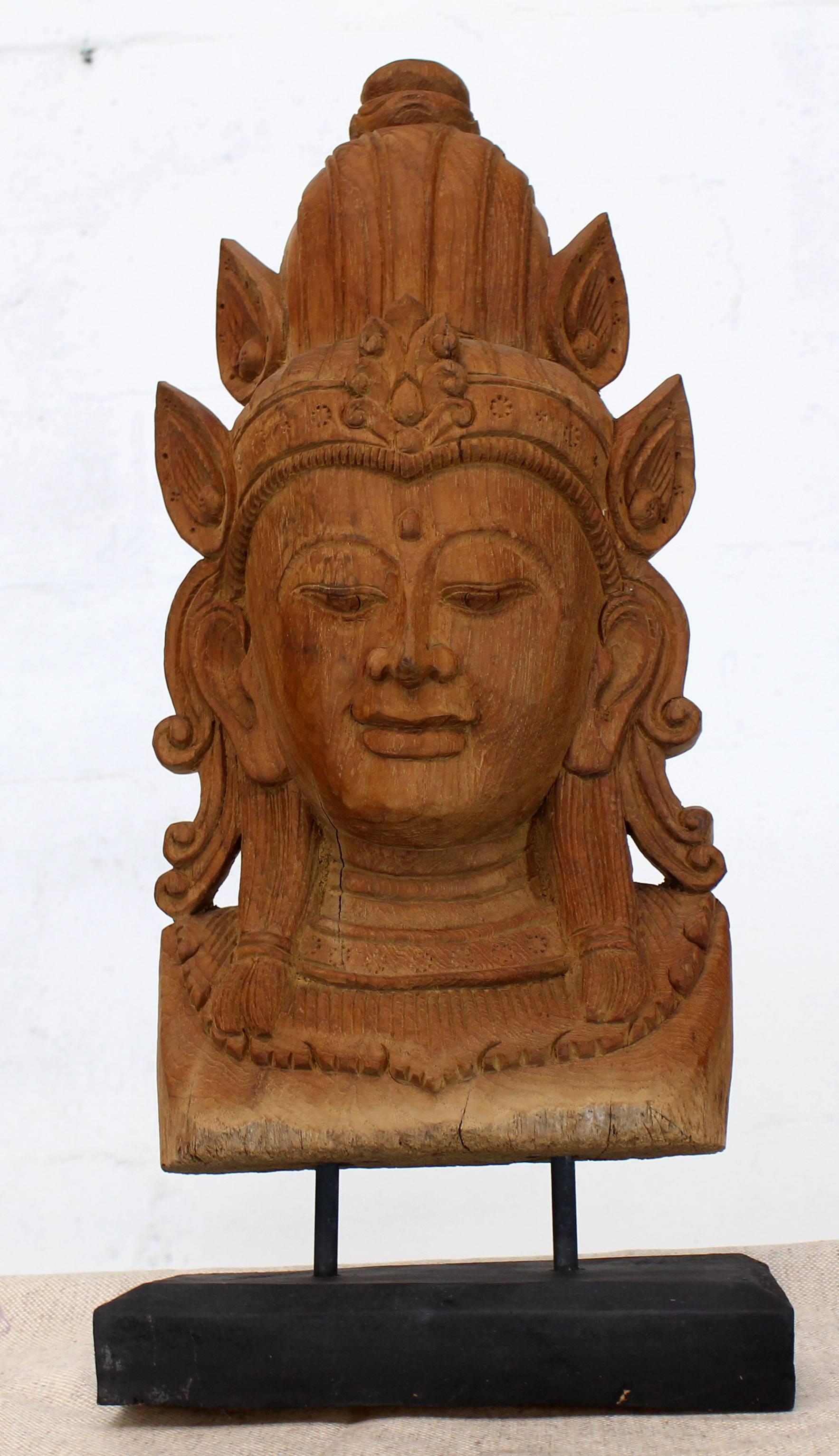 Scultura di Buddha in legno di teak scolpito su supporto in vendita 2