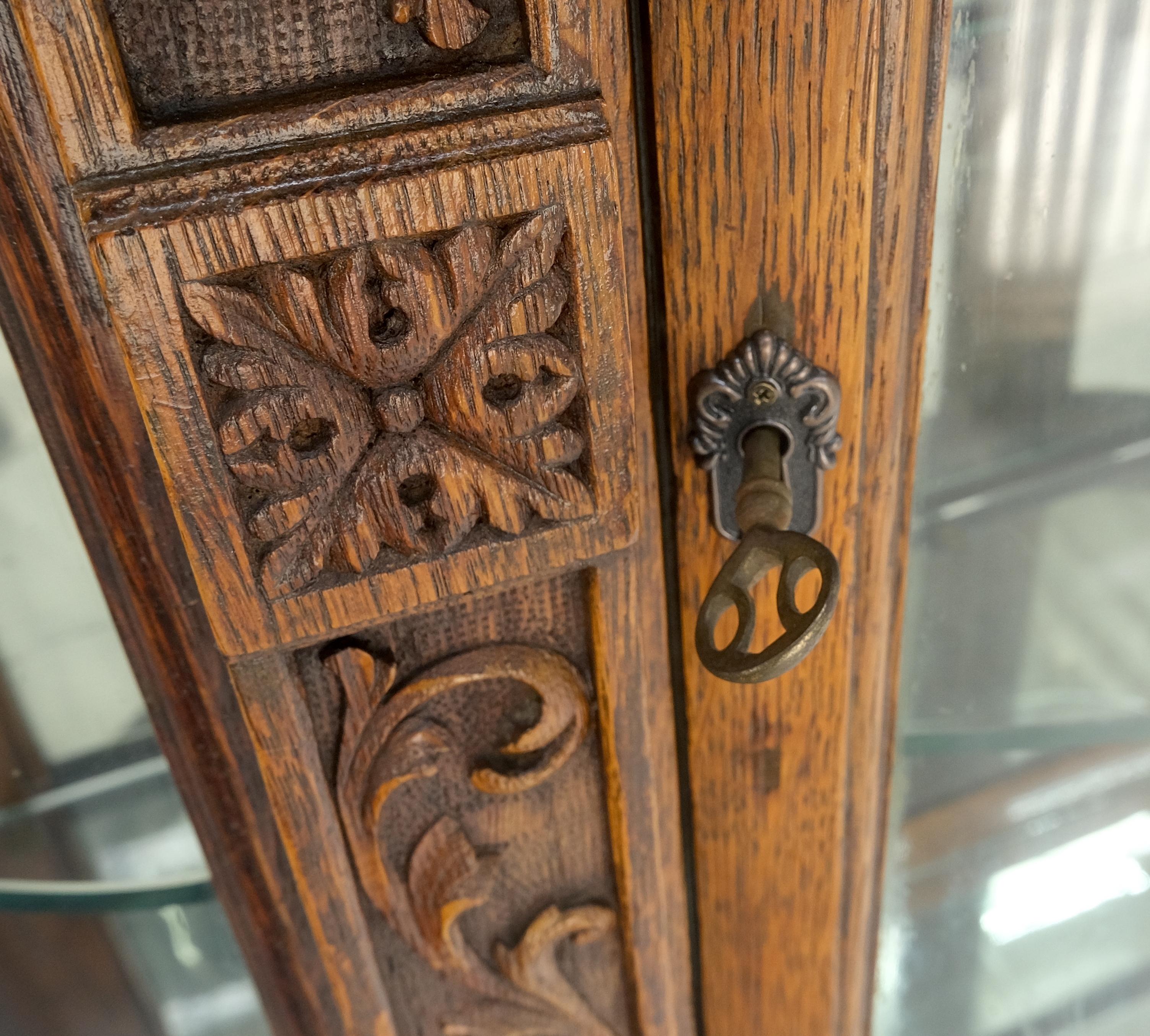 Regency Revival Fine Carved Tiger Oak Lion Feet & Head Curved Glass China Cabinet c1880s MINT! For Sale