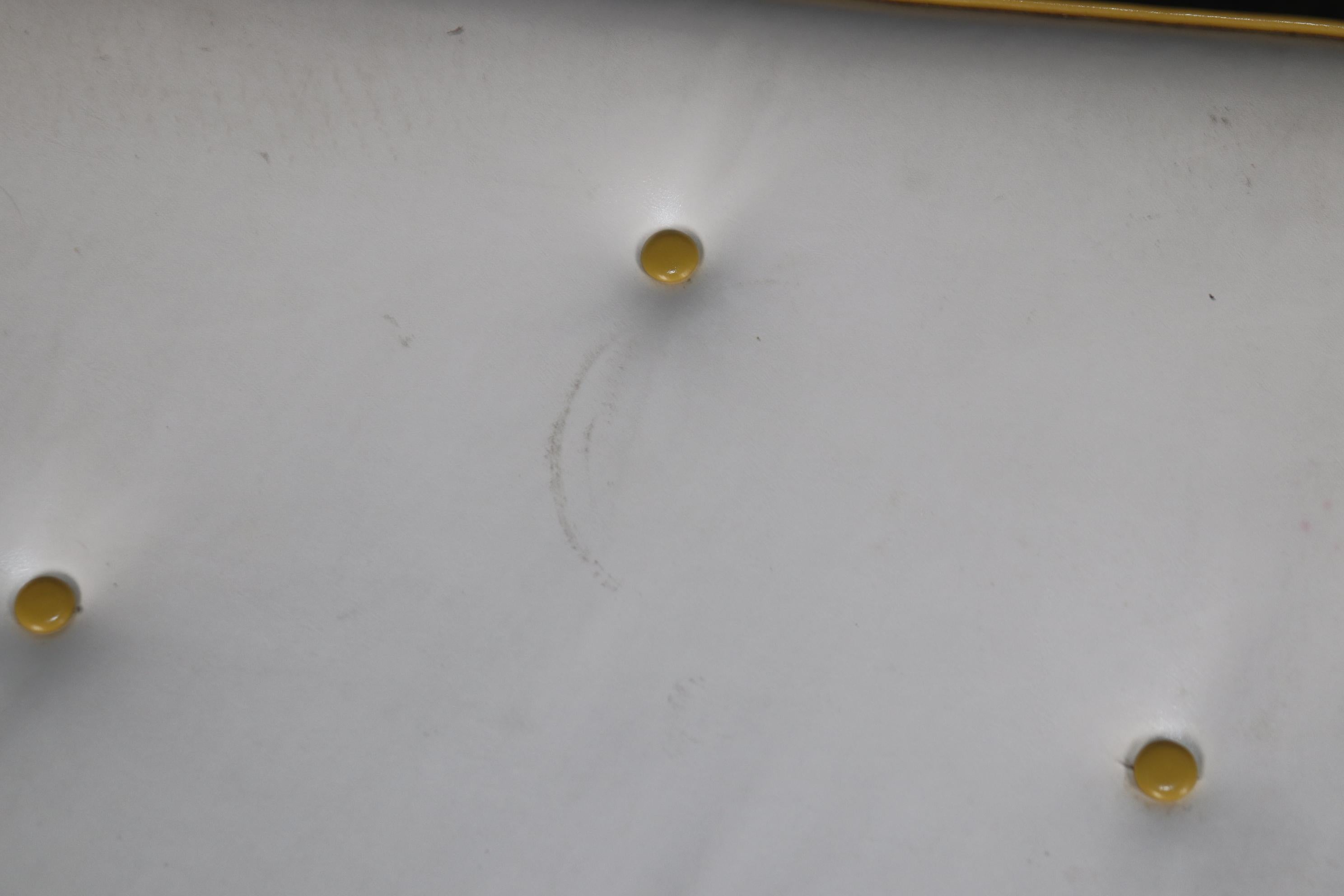 Panca imbottita in vinile con inserti in stile Luigi XVI in noce intagliato di pregio in vendita 3