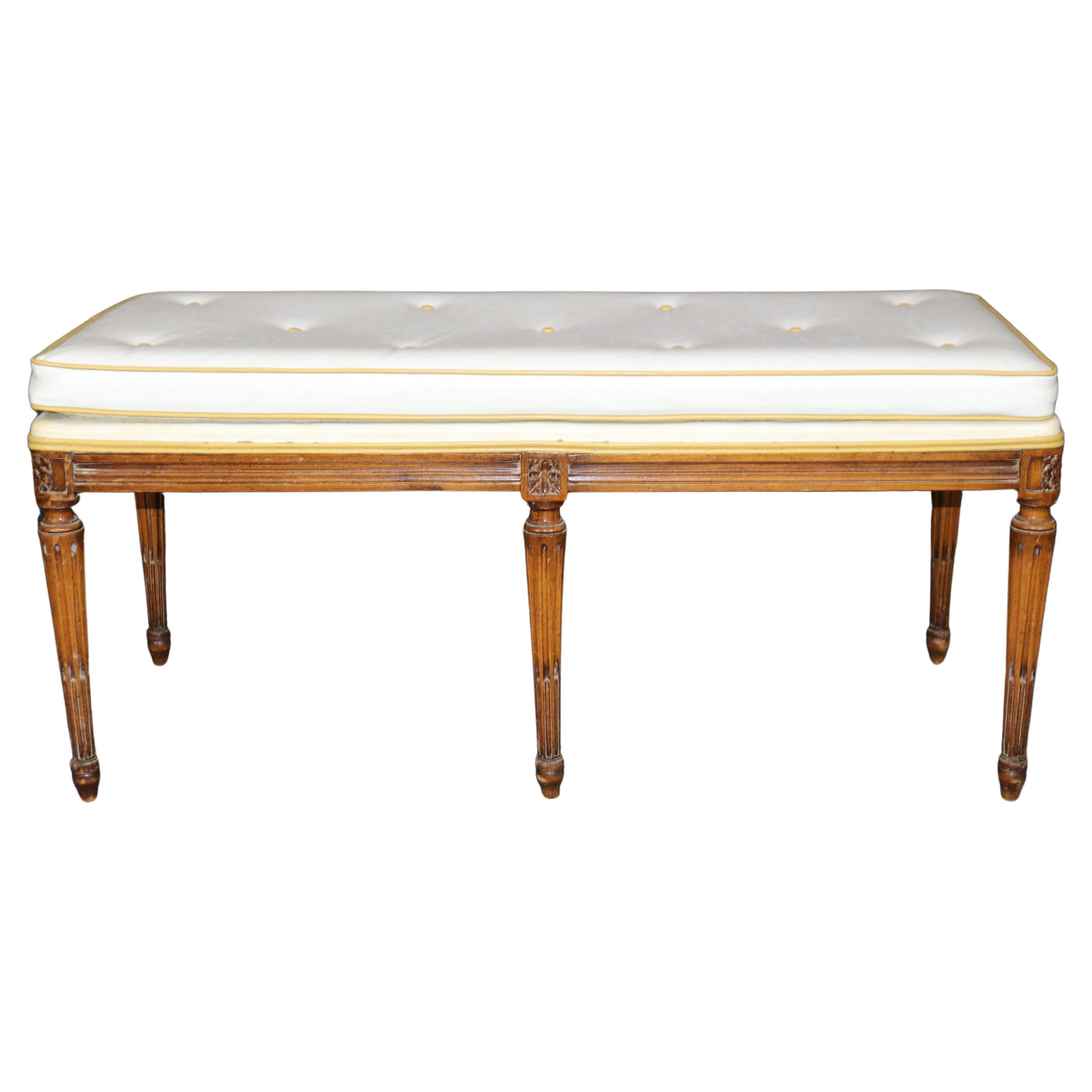 Banc en noyer sculpté de style Louis XVI en vinyle capitonné