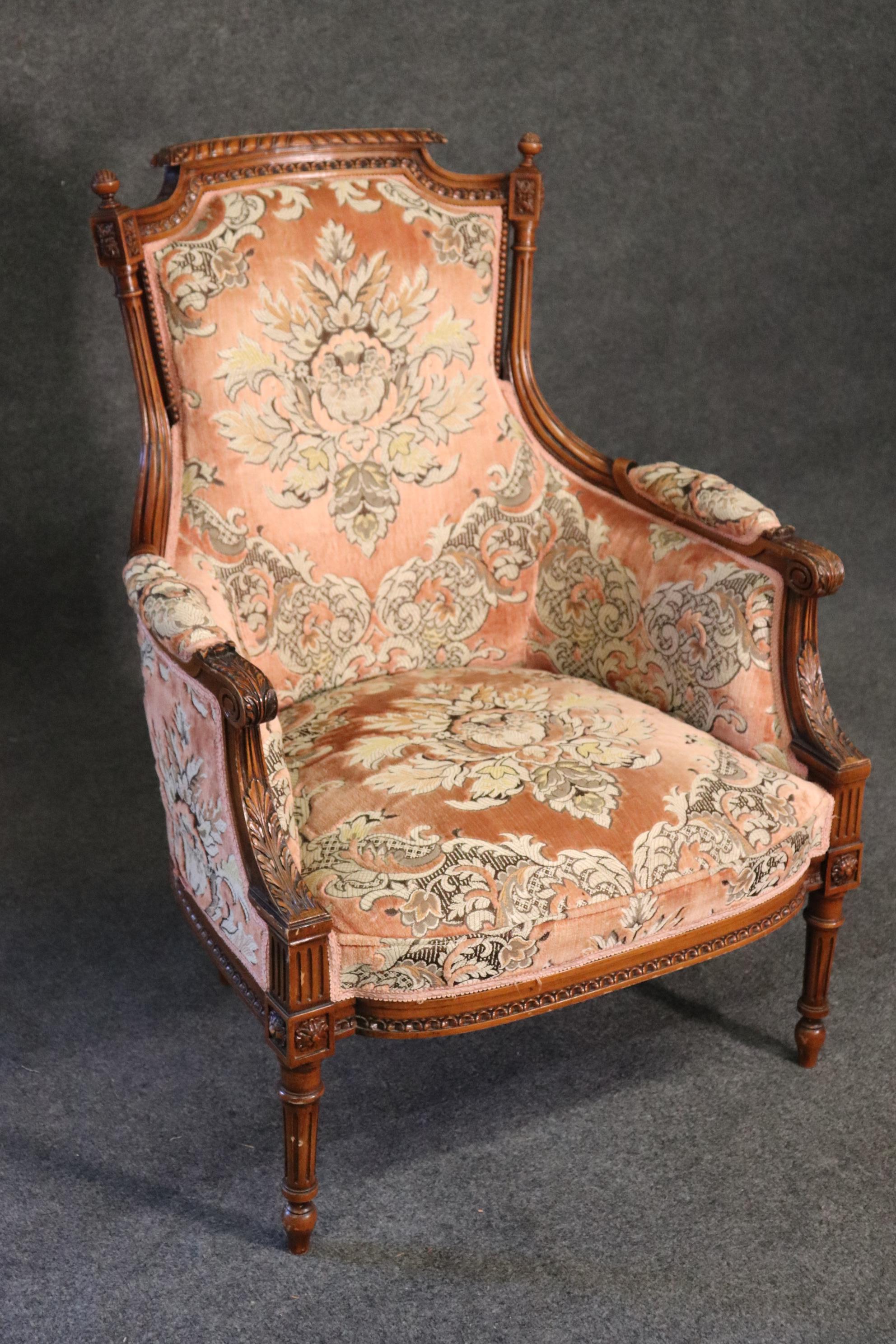 Fine Carved Walnut Louis XVI Bergere Chair circa 1940 In Good Condition In Swedesboro, NJ
