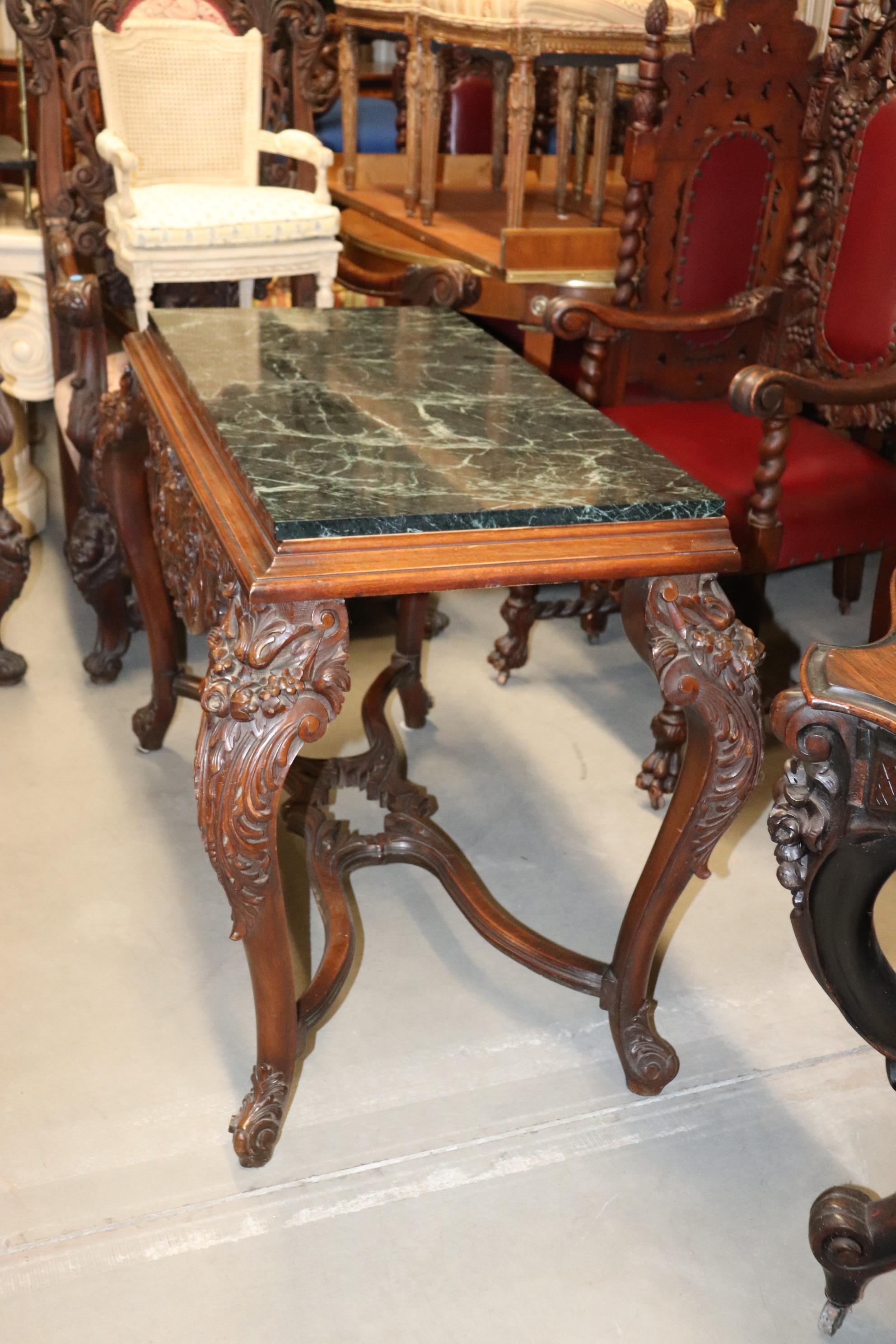 Table console en noyer finement sculpté avec plateau en marbre vert et base extensible en vente 6