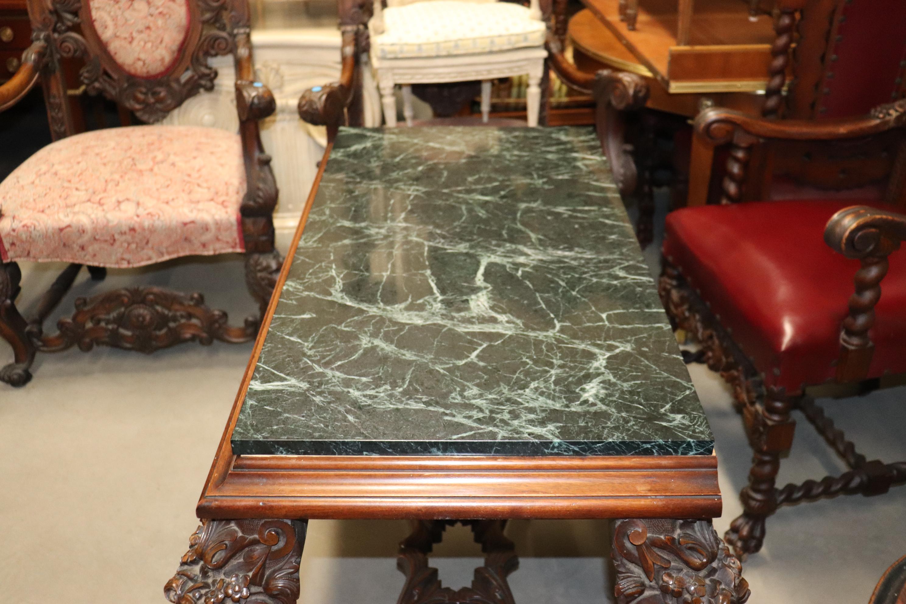 Table console en noyer finement sculpté avec plateau en marbre vert et base extensible en vente 7