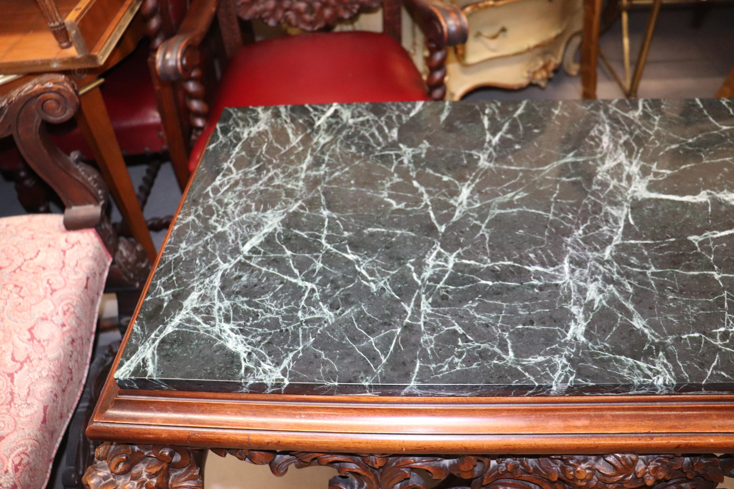 Table console en noyer finement sculpté avec plateau en marbre vert et base extensible en vente 8