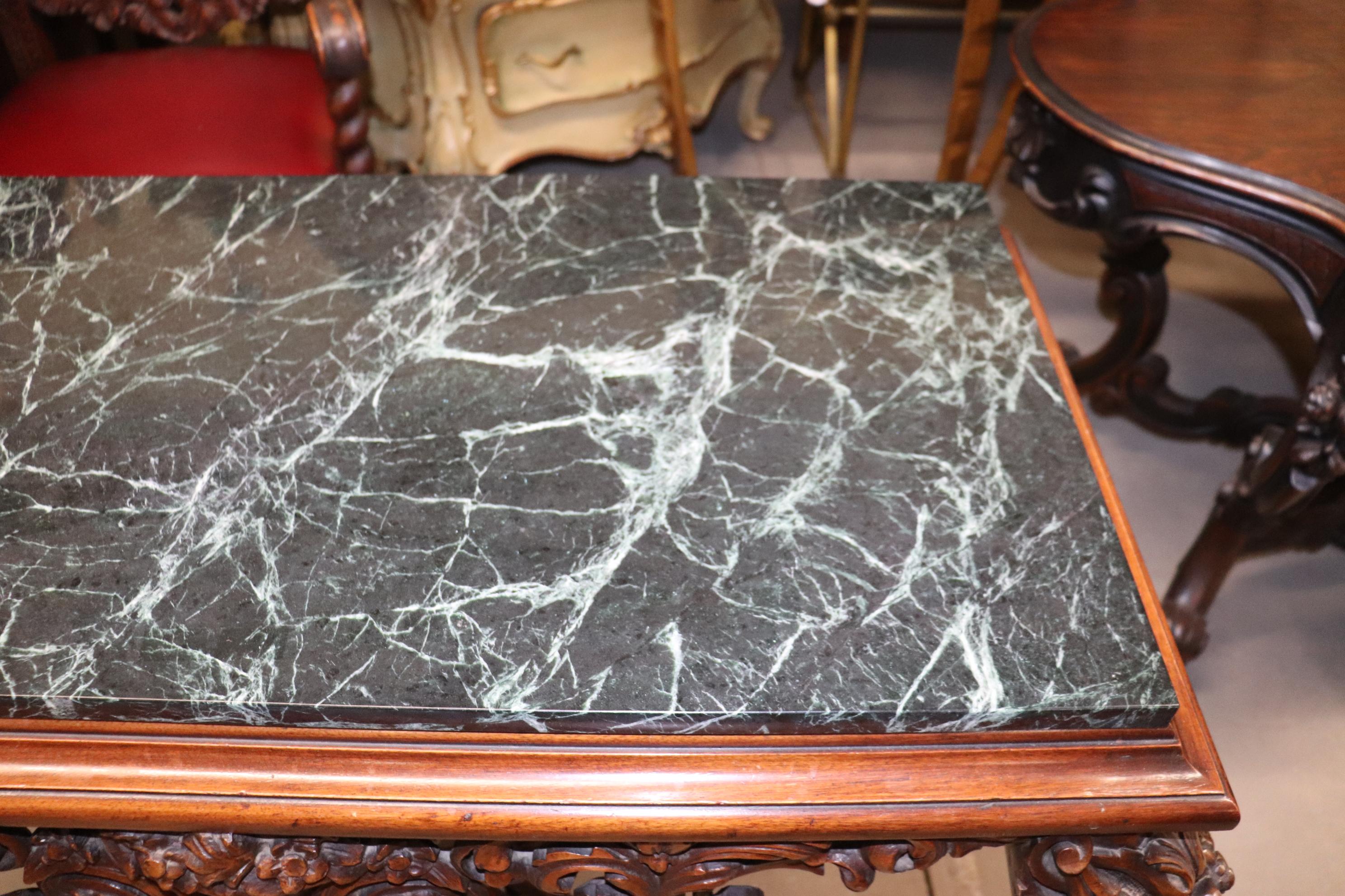 Table console en noyer finement sculpté avec plateau en marbre vert et base extensible en vente 9