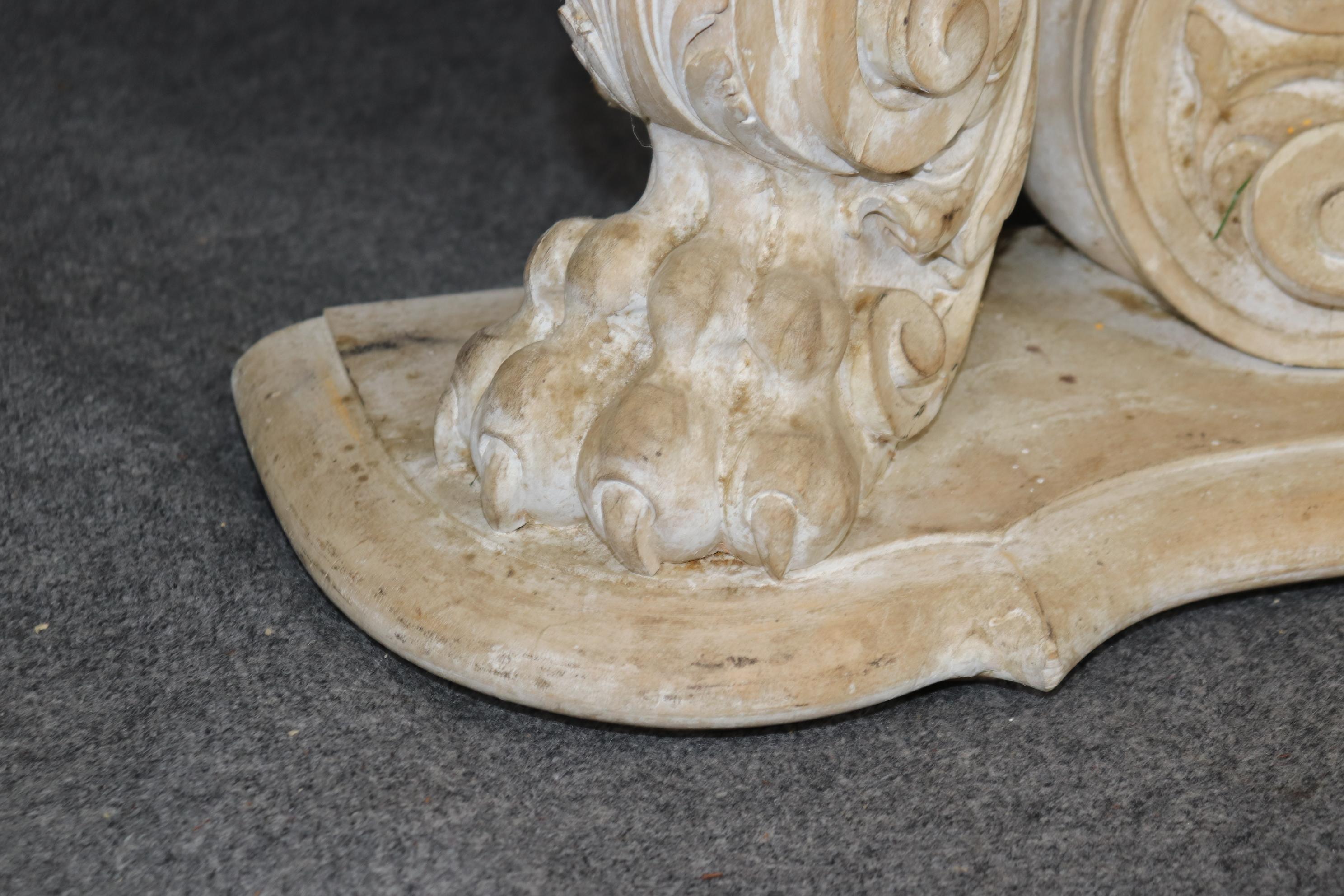 Console italienne finement sculptée et peinte en blanc avec masques figuratifs en vente 4