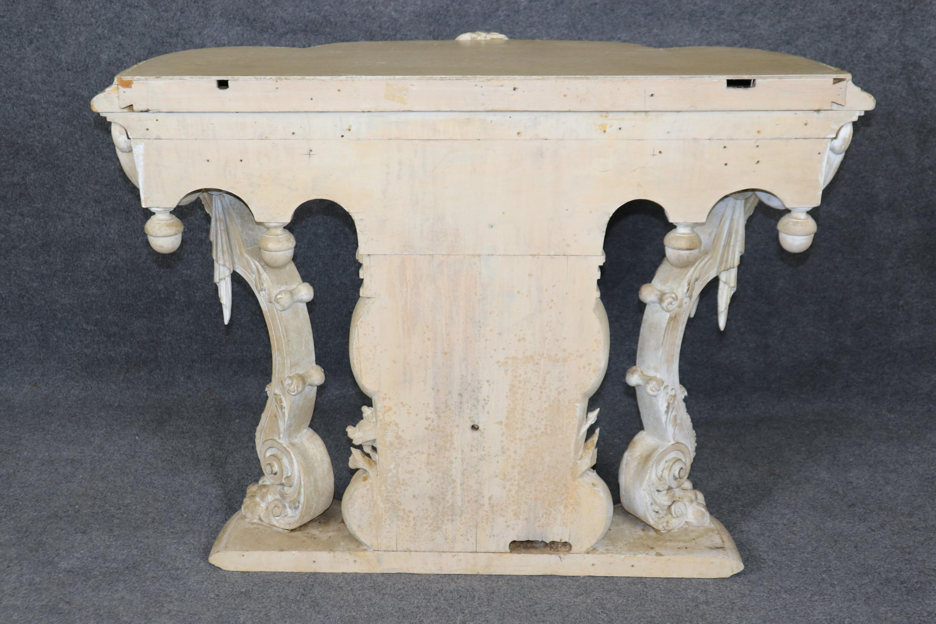 Console italienne finement sculptée et peinte en blanc avec masques figuratifs en vente 6