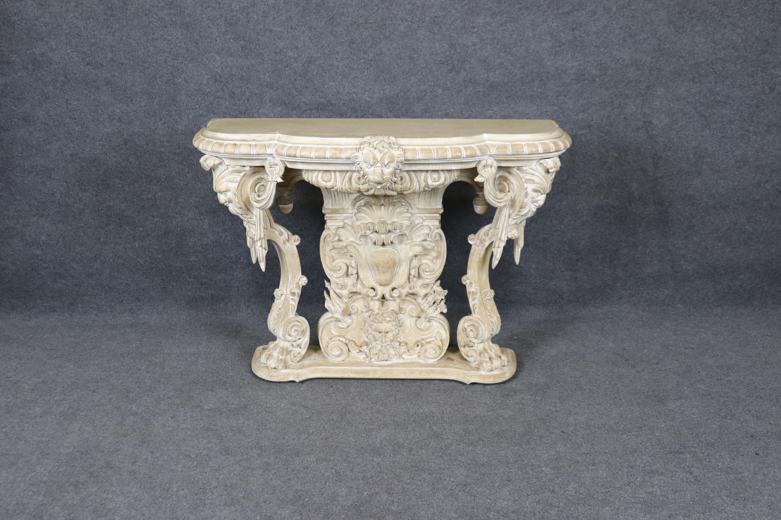 Console italienne finement sculptée et peinte en blanc avec masques figuratifs en vente 7
