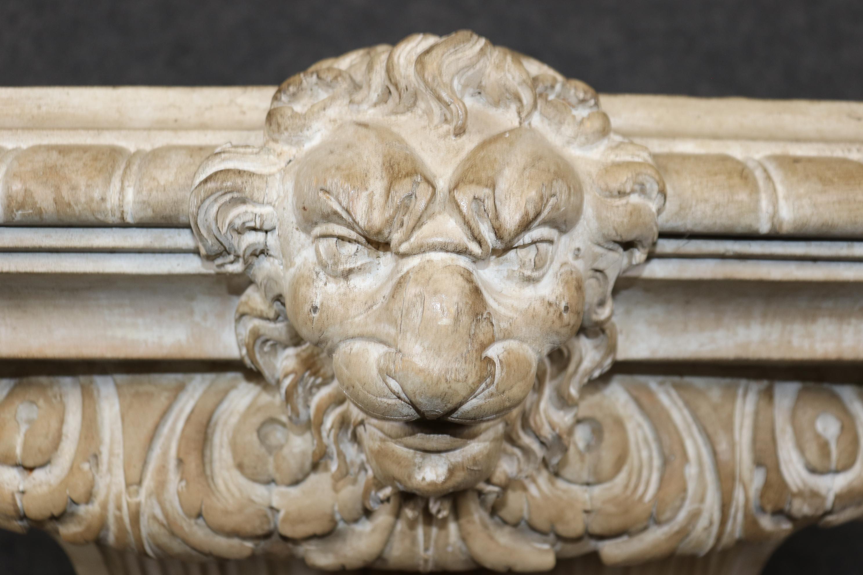 Il s'agit d'une table console fantaisiste. Les lions, les masques de vieillards et les incroyables cimiers sculptés de bijoux cabachon sont tout simplement extraordinaires. La table présente sa finition d'origine et montrera des signes mineurs d'âge